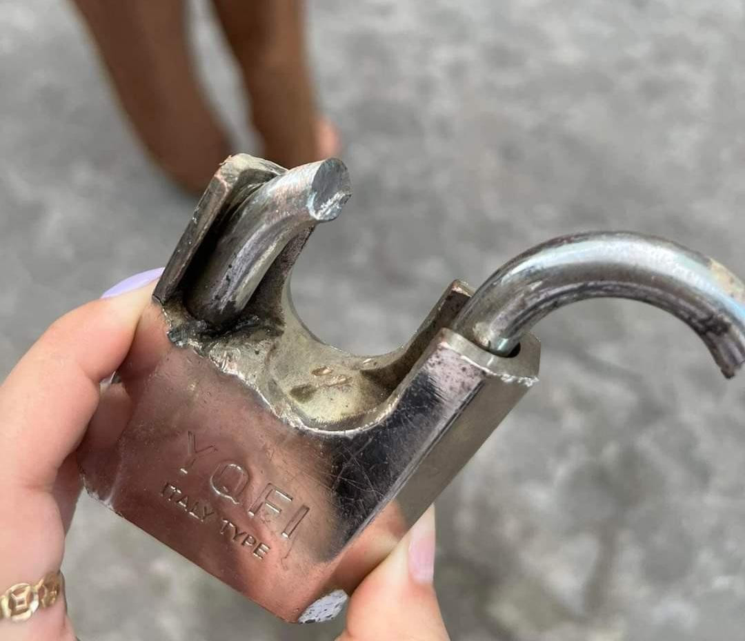 Người dân phải cắt khóa để ra khỏi nhà do không thể mở bằng chìa