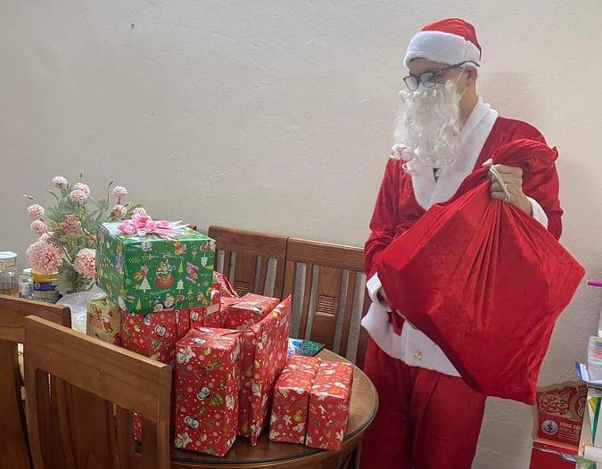 Tại chung cư CT02 (quận Cẩm Lệ), các hộ dân cũng tập hợp quà lại để ông già Noel tới gõ cửa từng phòng. Trước khi đi phát quà, ông già Noel chủ động test nhanh COVID-19.