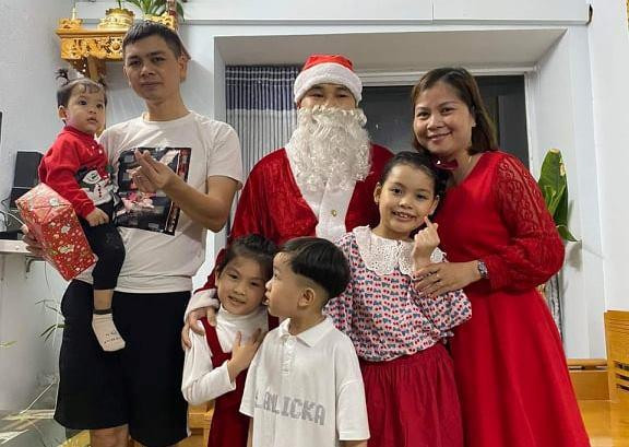 Các em nhỏ trong các tòa chung cư đón một giáng sinh ấm áp.