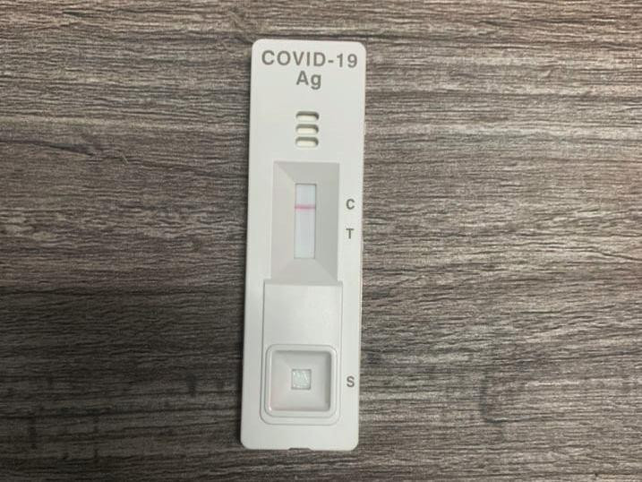 Kết quả âm tính mới an tâm đi tặng quà. Chị Phan Thị Đào (30 tuổi), chia sẻ: "Năm nay tôi có con nhỏ mới được mấy tháng tuổi, không thể đưa cháu lớn ra ngoài chơi giáng sinh. Rất may chung cư có ông già Noel, cháu được tặng quà, được chụp ảnh kỷ niệm nên rất vui. Giáng sinh như vậy vừa ấm áp, vừa an toàn".