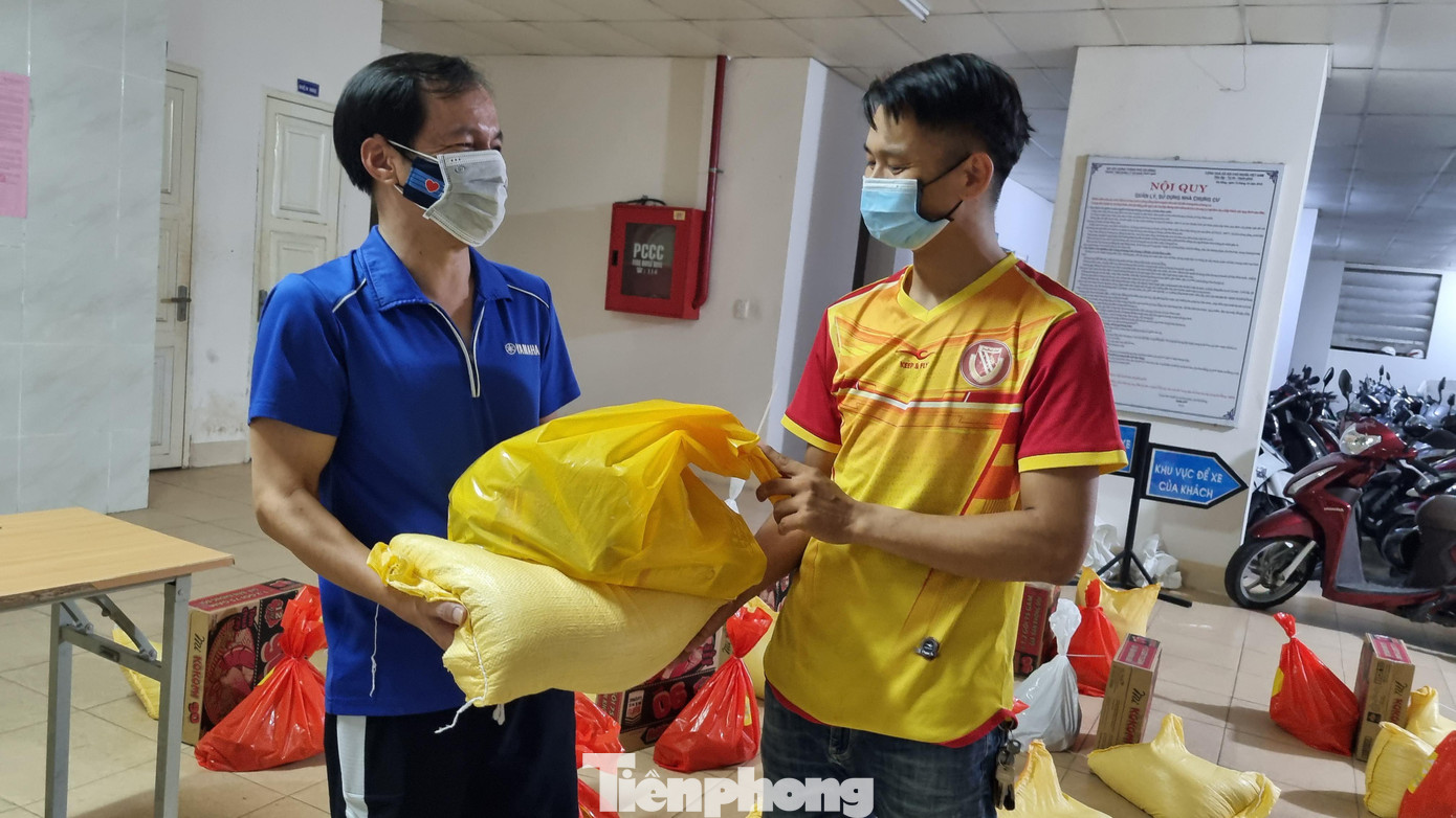 Một hộ dân khó khăn trên địa bàn quận Cẩm Lệ nhận quà hỗ trợ. Ảnh: Thanh Trần.