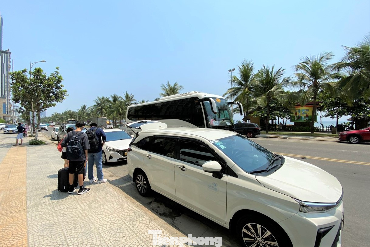 Xe khách liên tục tới các khách sạn đưa đón du khách. Các tuyến đường ven biển là nơi quy tụ nhiều khách sạn nhất Đà Nẵng, trong đó có nhiều khách sạn 4, 5 sao, thường xuyên đón các đoàn khách quốc tế.