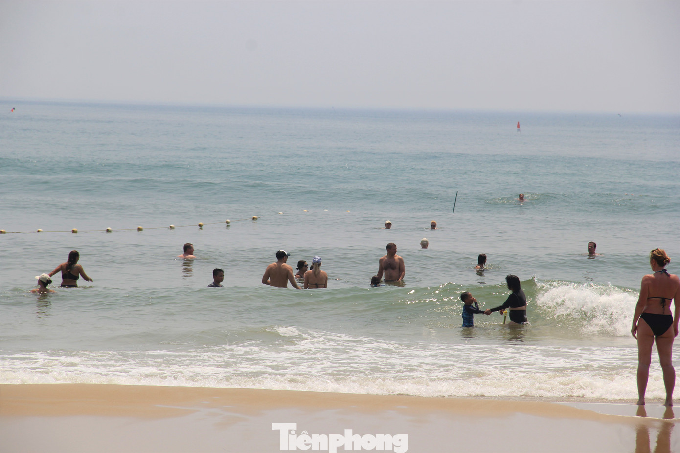 Một nhóm khách nước ngoài tắm biển Mỹ Khê lúc 11h trưa. BQL bán đảo Sơn Trà và các bãi biển du lịch Đà Nẵng cũng chủ động phối hợp với các dự án ven biển trong công tác cứu hộ, đảm bảo an toàn cho du khách tại các khu vực trước dự án. Phối hợp với các khách sạn cung cấp thông tin hướng dẫn về tắm biển an toàn cho khách du lịch.