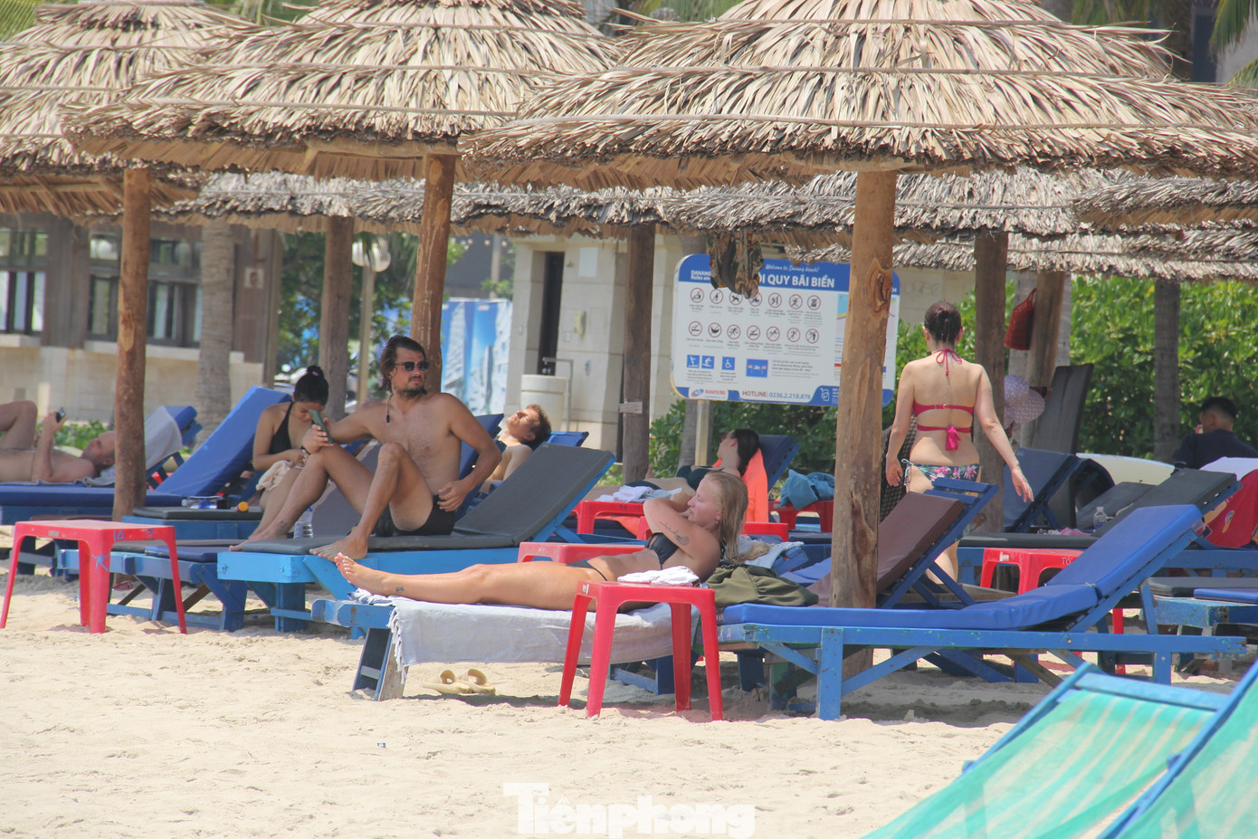 Các chòi nghỉ trên biển liên tục đón khách giữa trưa nắng chang chang. BQL bán đảo Sơn Trà và các bãi biển du lịch Đà Nẵng tập trung tăng cường công tác an ninh trật tự, vệ sinh môi trường, nâng cấp các tiện ích dịch vụ công cộng và các hoạt động dịch vụ tại bãi biển, phối hợp với các đơn vị, doanh nghiệp tổ chức nhiều hoạt động văn hoá, thể thao, du lịch, tất cả hướng đến việc hình thành thương hiệu du lịch biển Đà Nẵng “An toàn – Văn mình – Hấp dẫn" thu hút du khách trong và ngoài nước đến tham quan và trải nghiệm.