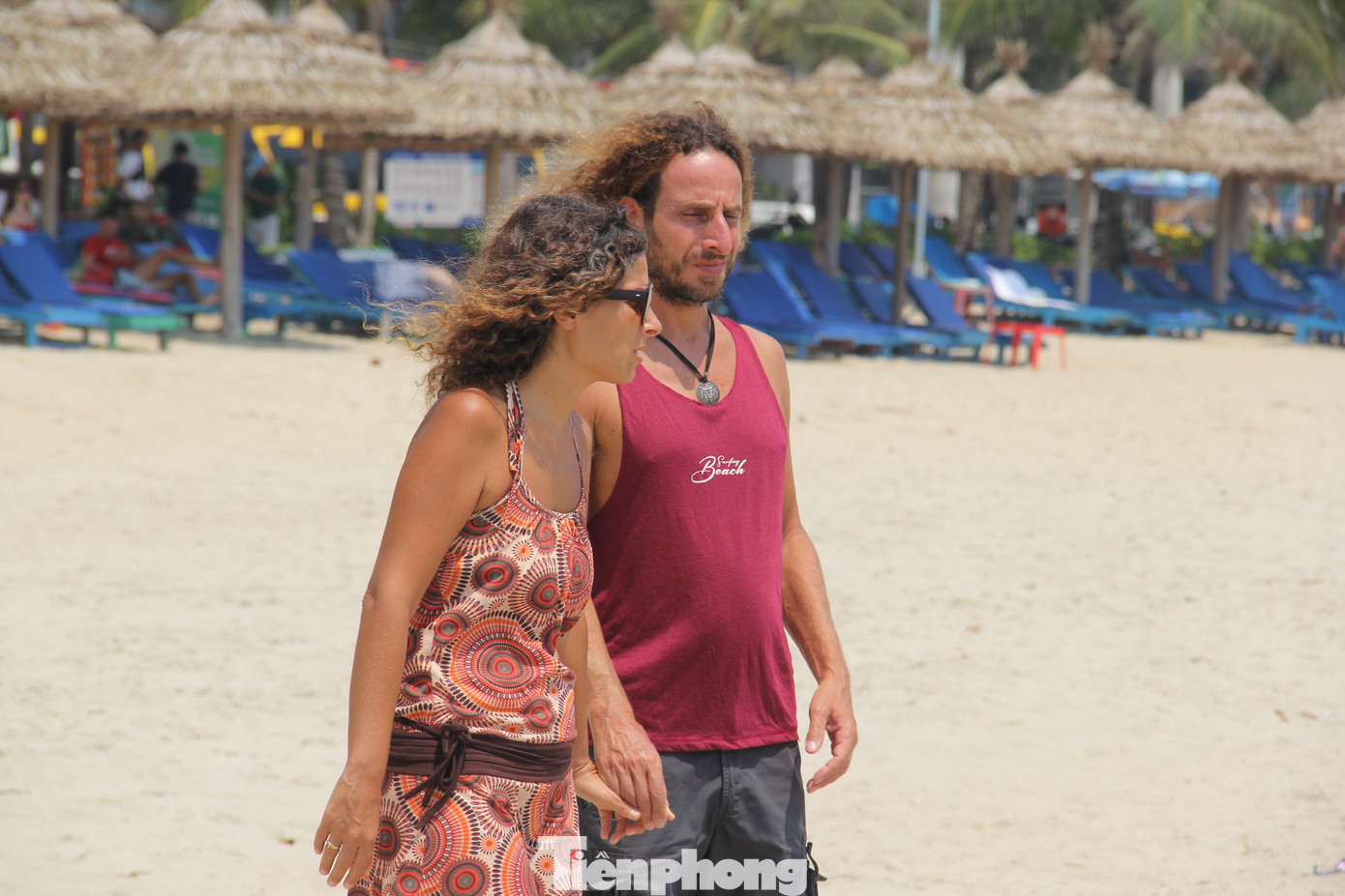 Trời càng nắng khách nước ngoài kéo xuống biển càng nhiều.