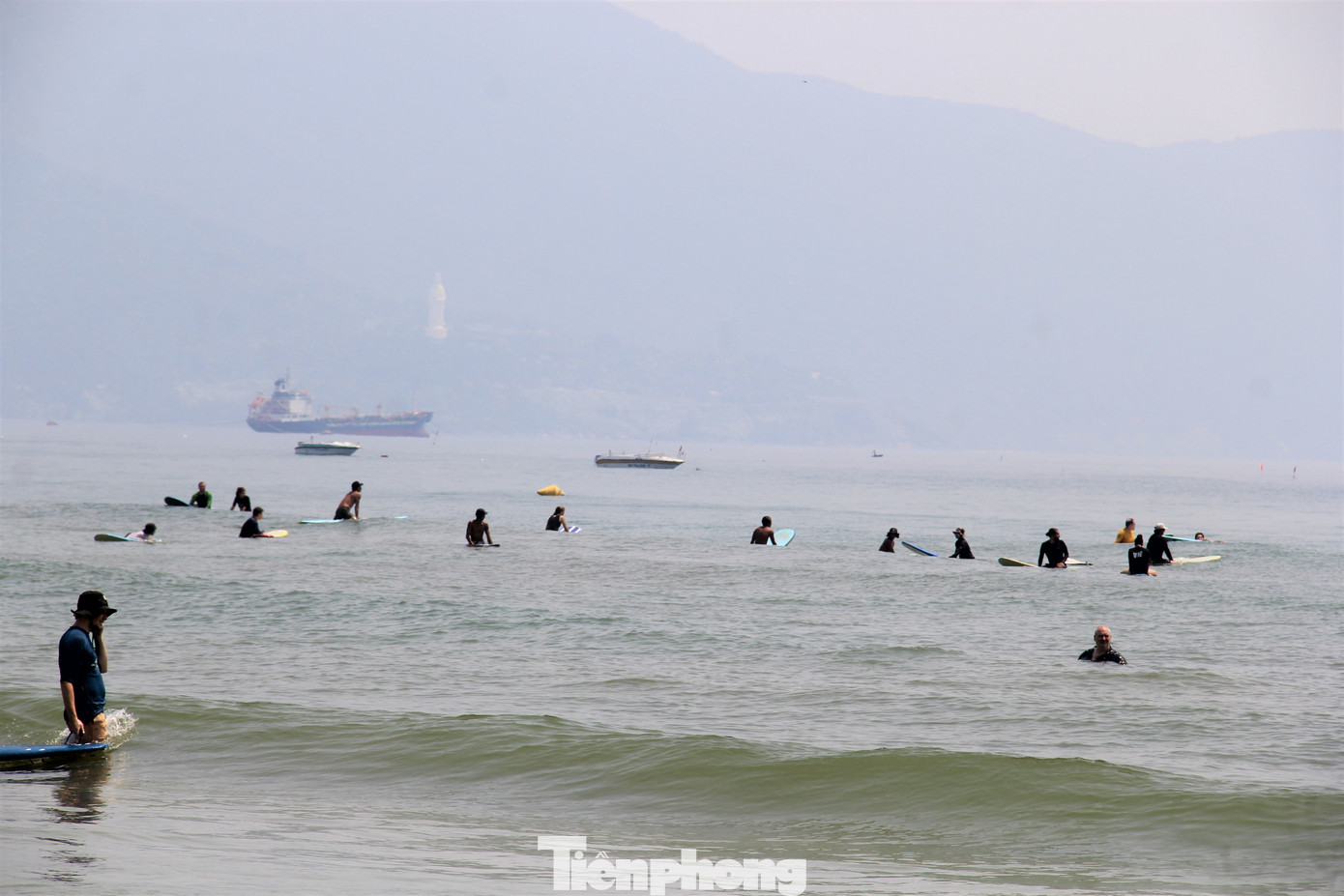Trong dịp lễ này, Đà Nẵng tổ chức hàng loạt các hoạt động trên biển như đua thuyền Sup, trình diễn thể thao biển, giải bơi biển... Đứng từ biển có thể nhìn ngắm bán đảo Sơn Trà với tượng phật Quan Thế Âm phía xa. Trong ảnh: Môt nhóm du khách nước ngoài luyện tập lướt ván.