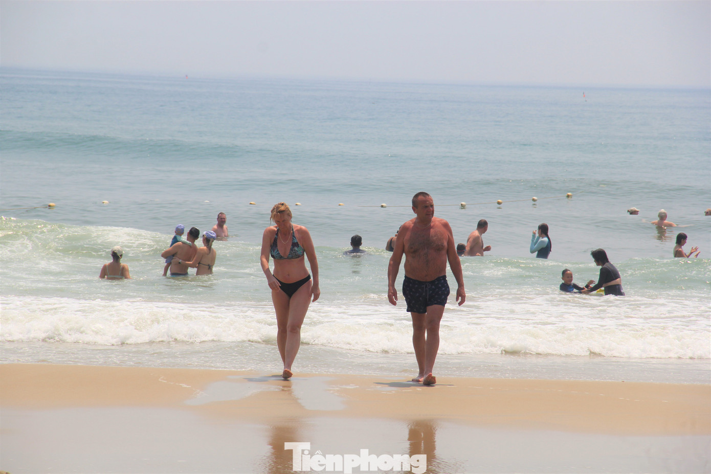 Trên biển hầu như chỉ có du khách nước ngoài tắm giữa trưa. Nhiệt độ Đà Nẵng lên tới gần 40 độ C. Nhiều du khách chia sẻ biển là địa điểm họ không thể bỏ qua khi tới Đà Nẵng. Ảnh: Thanh Hiền