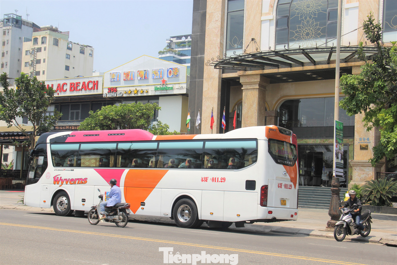 Xe khách liên tục tới các khách sạn đưa đón du khách. Các tuyến đường ven biển là nơi quy tụ nhiều khách sạn nhất Đà Nẵng, trong đó có nhiều khách sạn 4, 5 sao, thường xuyên đón các đoàn khách quốc tế.