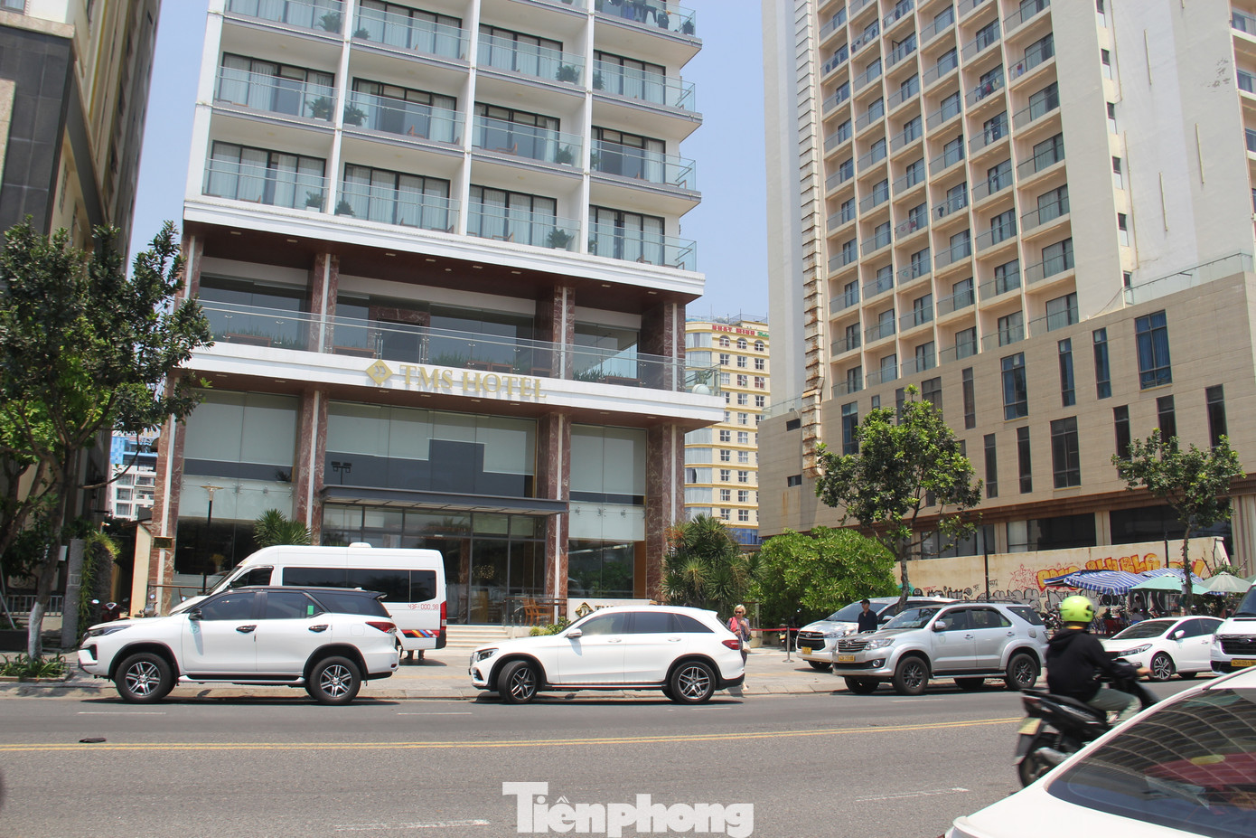 Xe khách liên tục tới các khách sạn đưa đón du khách. Các tuyến đường ven biển là nơi quy tụ nhiều khách sạn nhất Đà Nẵng, trong đó có nhiều khách sạn 4, 5 sao, thường xuyên đón các đoàn khách quốc tế.