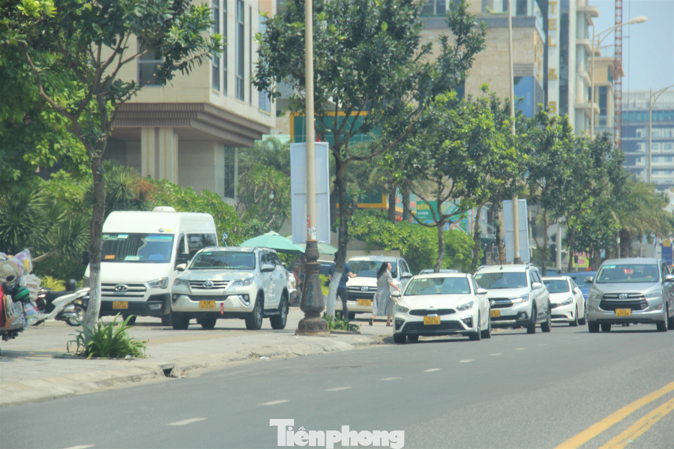 Xe khách liên tục tới các khách sạn đưa đón du khách. Các tuyến đường ven biển là nơi quy tụ nhiều khách sạn nhất Đà Nẵng, trong đó có nhiều khách sạn 4, 5 sao, thường xuyên đón các đoàn khách quốc tế.