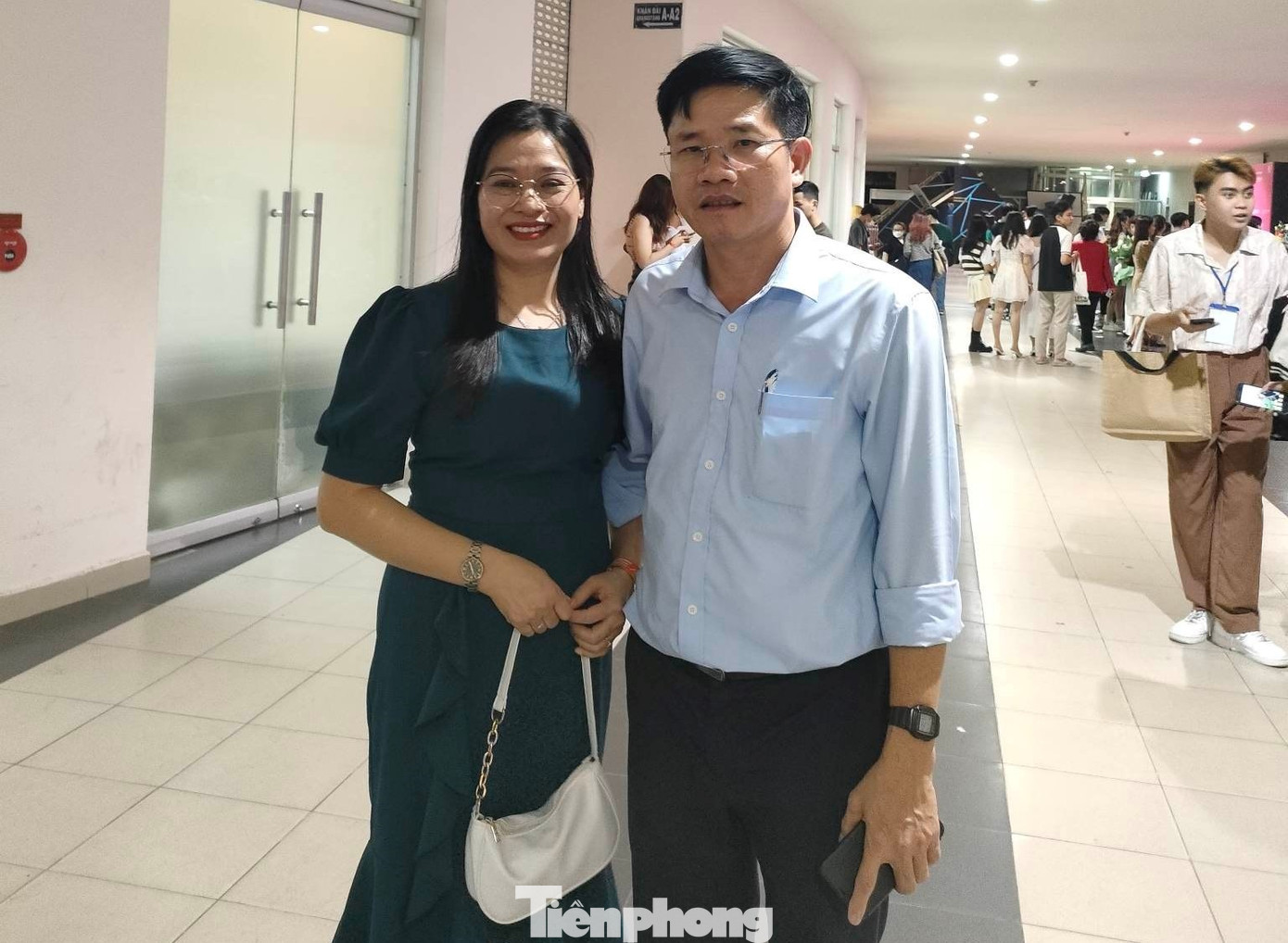 Mẹ đương kim HHVN hạnh phúc khi con gái đăng quang, còn bố không giấu được sự hồi hộp vì chưa được gặp con.