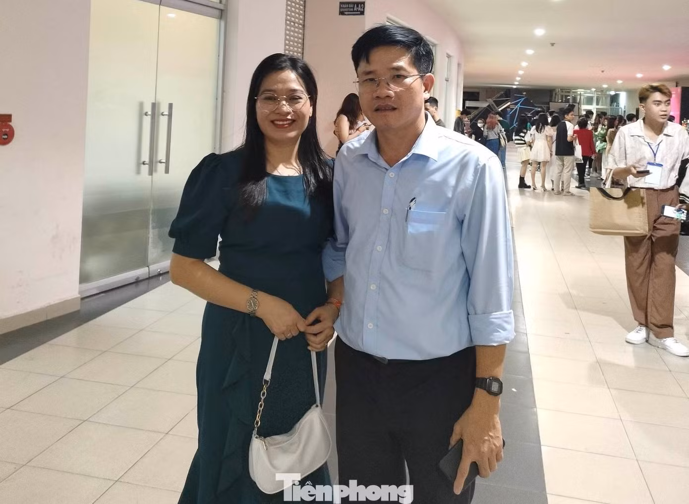 Mẹ đương kim HHVN hạnh phúc khi con gái đăng quang, còn bố không giấu được sự hồi hộp vì chưa được gặp con.