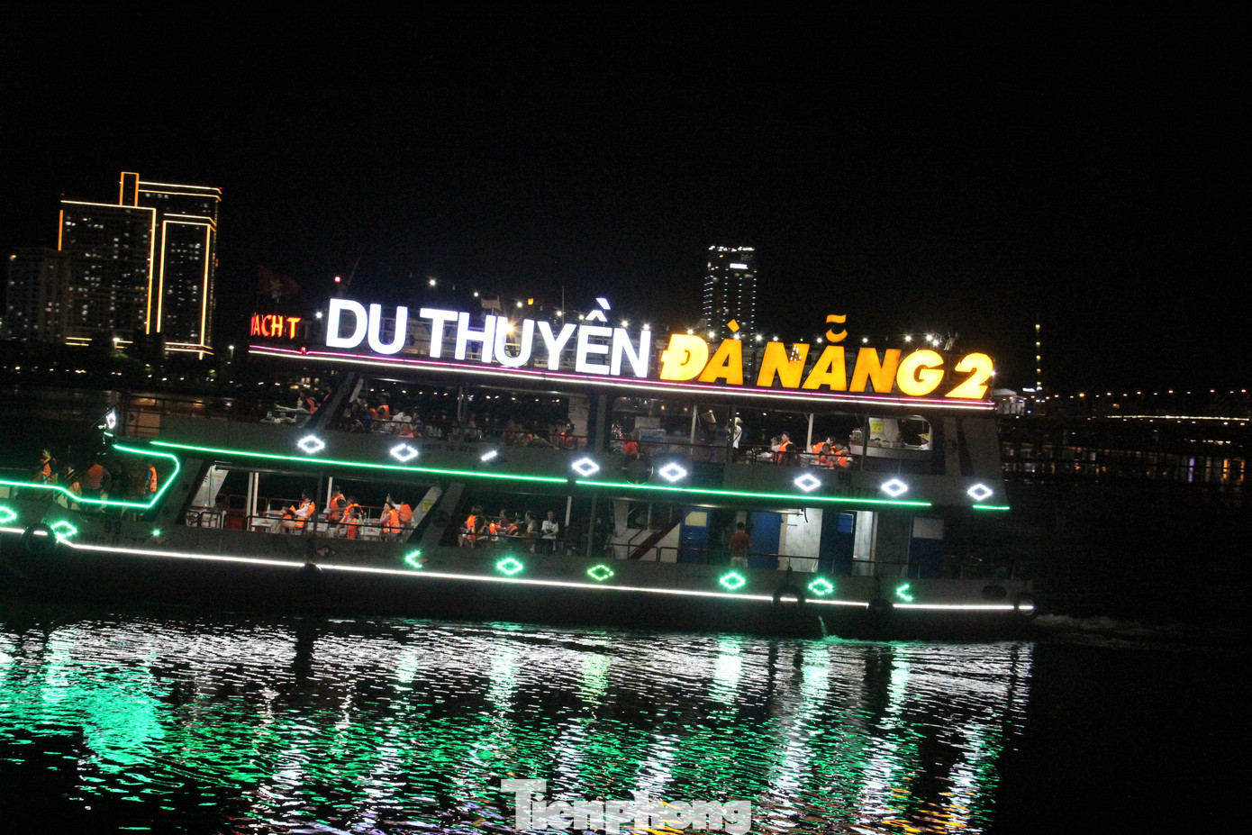 Chị Mai Thi Tố Nga ( quê Lâm Đồng) chia sẻ, dù phải chi số tiền khá lớn nhưng xem pháo hoa trên sông Hàn là một trải nghiệm ấn tượng. "Lâu lâu mới đến Đà Nẵng và không phải lúc nào cũng gặp dịp pháo hoa nên tôi không đắn đo", chị bày tỏ..