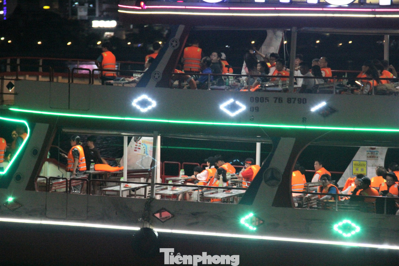 Khách đi du thuyền trên sông Hàn. Ảnh: Thanh Hiền.