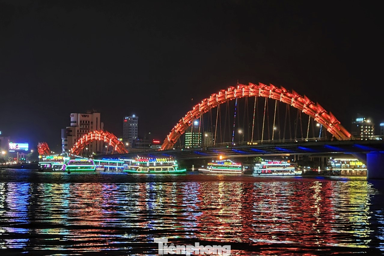 Đoàn thuyền sẽ xuất bến và chạy dọc sông Hàn cho khách tham quan. Gần tới giờ bắn pháo hoa, thuyền sẽ tập trung về khu vực gần cầu sông Hàn để mọi người xem các màn trình diễn. Kết thúc thi đấu, thuyền sẽ quay về bến trả khách. Nếu bán hết vé, mỗi đêm bắn pháo hoa mỗi chiếc du thuyền thu hàng chục triệu đồng.