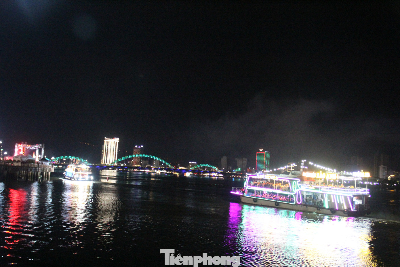 Chị Mai Thi Tố Nga ( quê Lâm Đồng) chia sẻ, dù phải chi số tiền khá lớn nhưng xem pháo hoa trên sông Hàn là một trải nghiệm ấn tượng. "Lâu lâu mới đến Đà Nẵng và không phải lúc nào cũng gặp dịp pháo hoa nên tôi không đắn đo", chị bày tỏ..