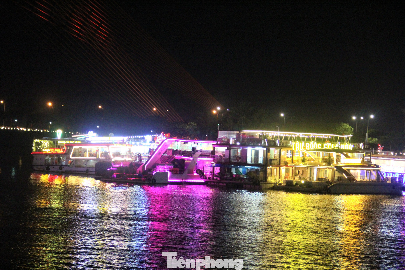Du thuyền tập trung tại bến gần cầu Trần Thị Lý.