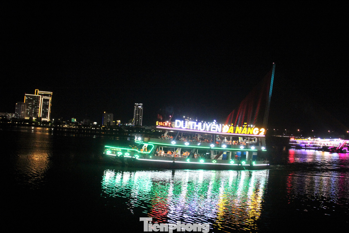 Chiều cùng ngày, nhiều du thuyền đã không nhận khách vì đã bán hết vé. Mức vé trên dưới 1 triệu đồng, cao gấp năm, bảy lần ngày thường nhưng vẫn “cháy”. Ảnh: Thanh Hiền.