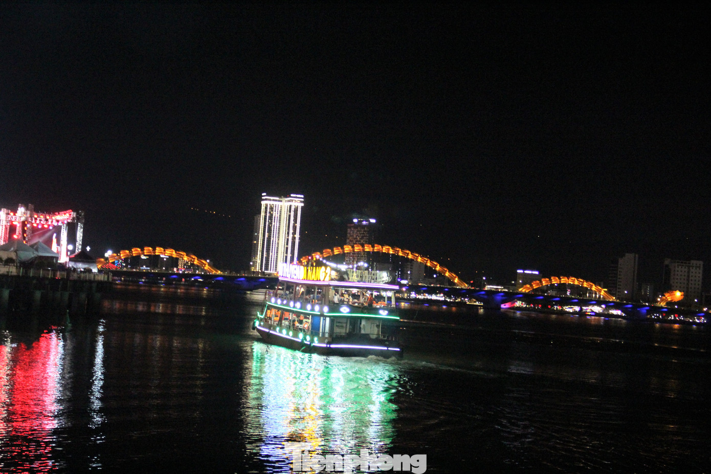 Chị Mai Thi Tố Nga ( quê Lâm Đồng) chia sẻ, dù phải chi số tiền khá lớn nhưng xem pháo hoa trên sông Hàn là một trải nghiệm ấn tượng. "Lâu lâu mới đến Đà Nẵng và không phải lúc nào cũng gặp dịp pháo hoa nên tôi không đắn đo", chị bày tỏ..