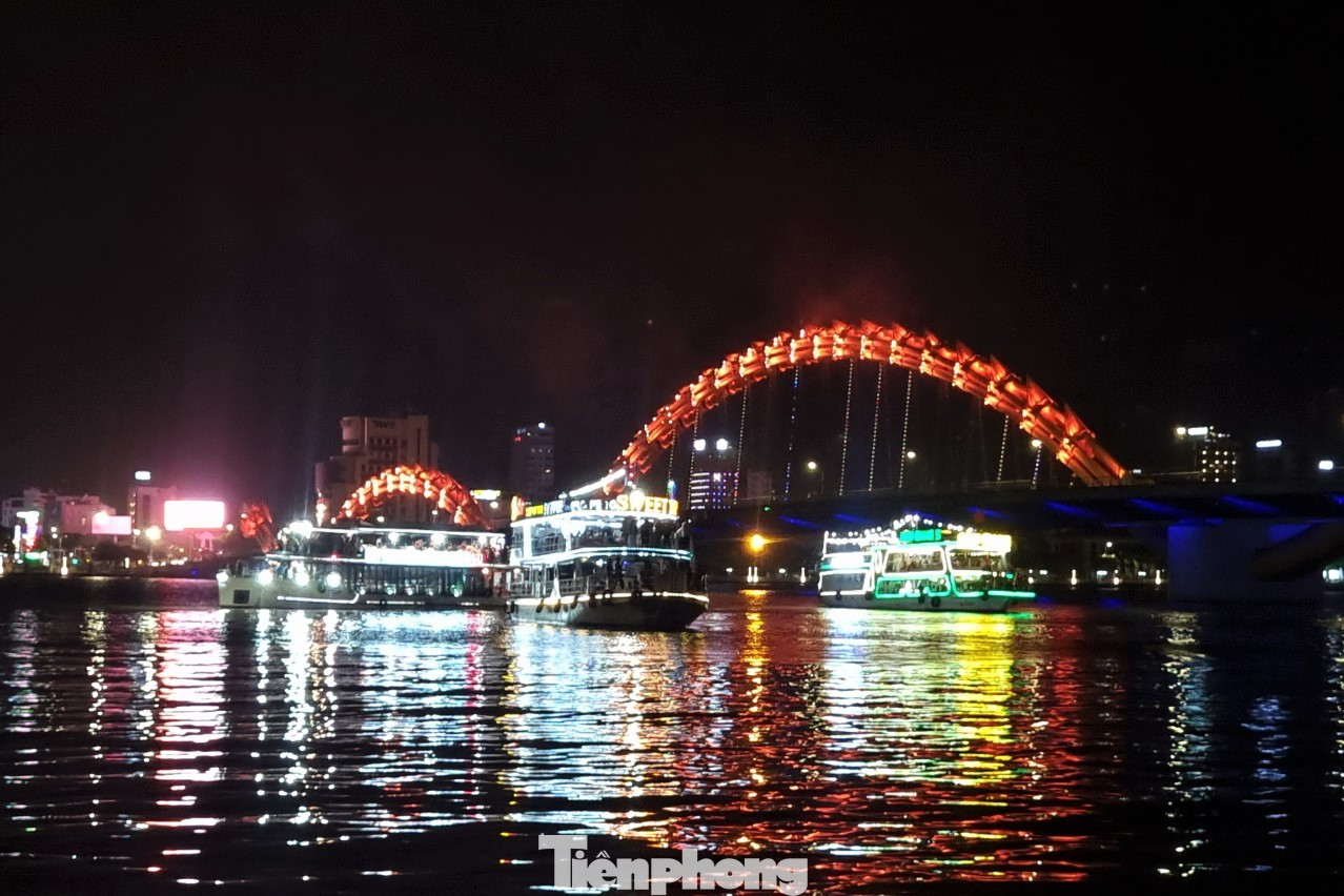 Du thuyền M.X. bán vé tầng 2 với giá 1.100.000 đồng/vé, lúc cuối chiều còn khá ít chỗ. “Ngày thường bán 150.000 đồng/vé, khách muốn ngồi tầng nào cũng được. Còn giờ xem pháo hoa thì khách chuộng tầng 2 hơn nên giá vé tầng 2 cao hơn”, đại diện du thuyền nói.