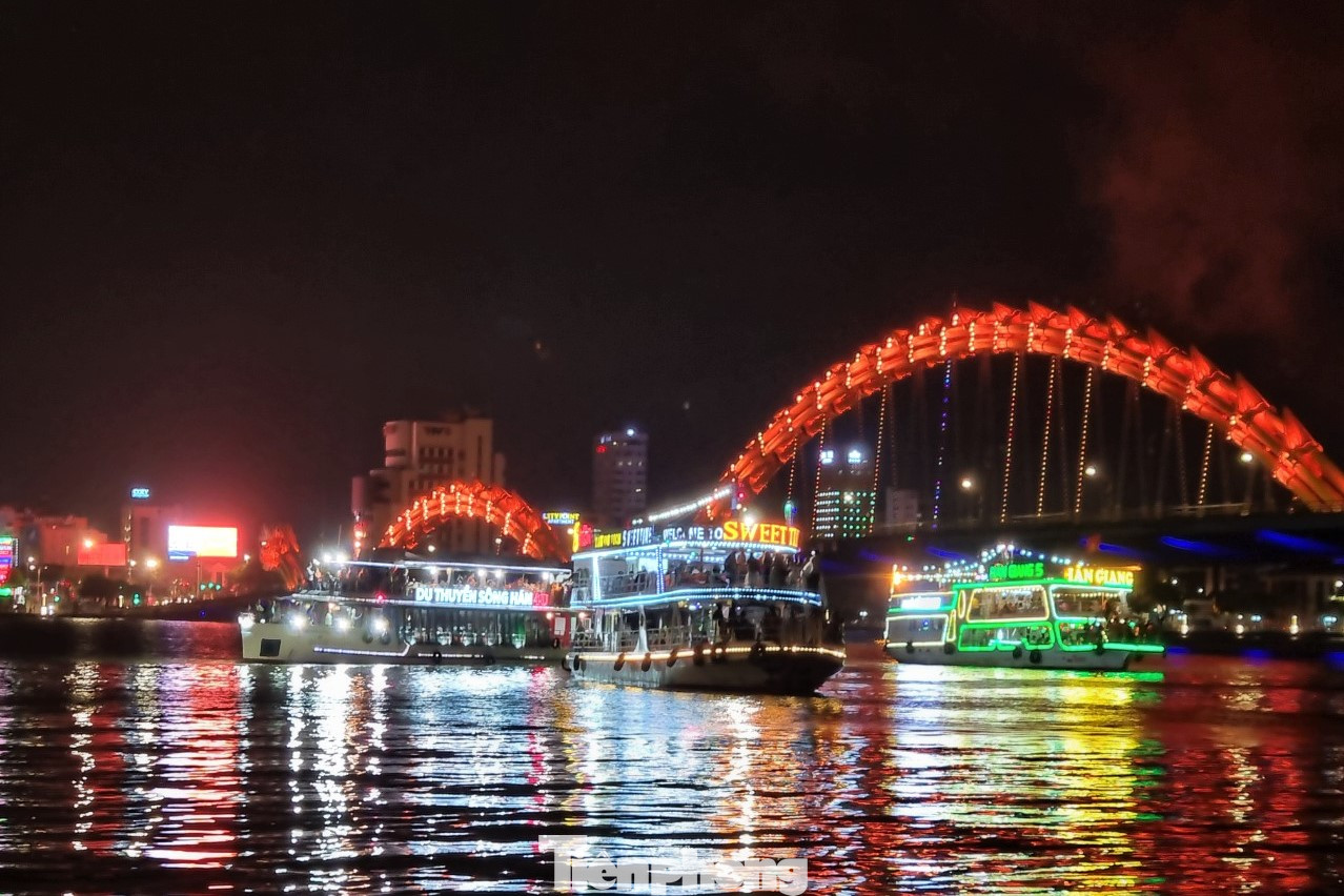 Hàng chục tàu du lịch đã bán sạch vé xem pháo hoa tối 13/7. Ảnh: Thanh Hiền.