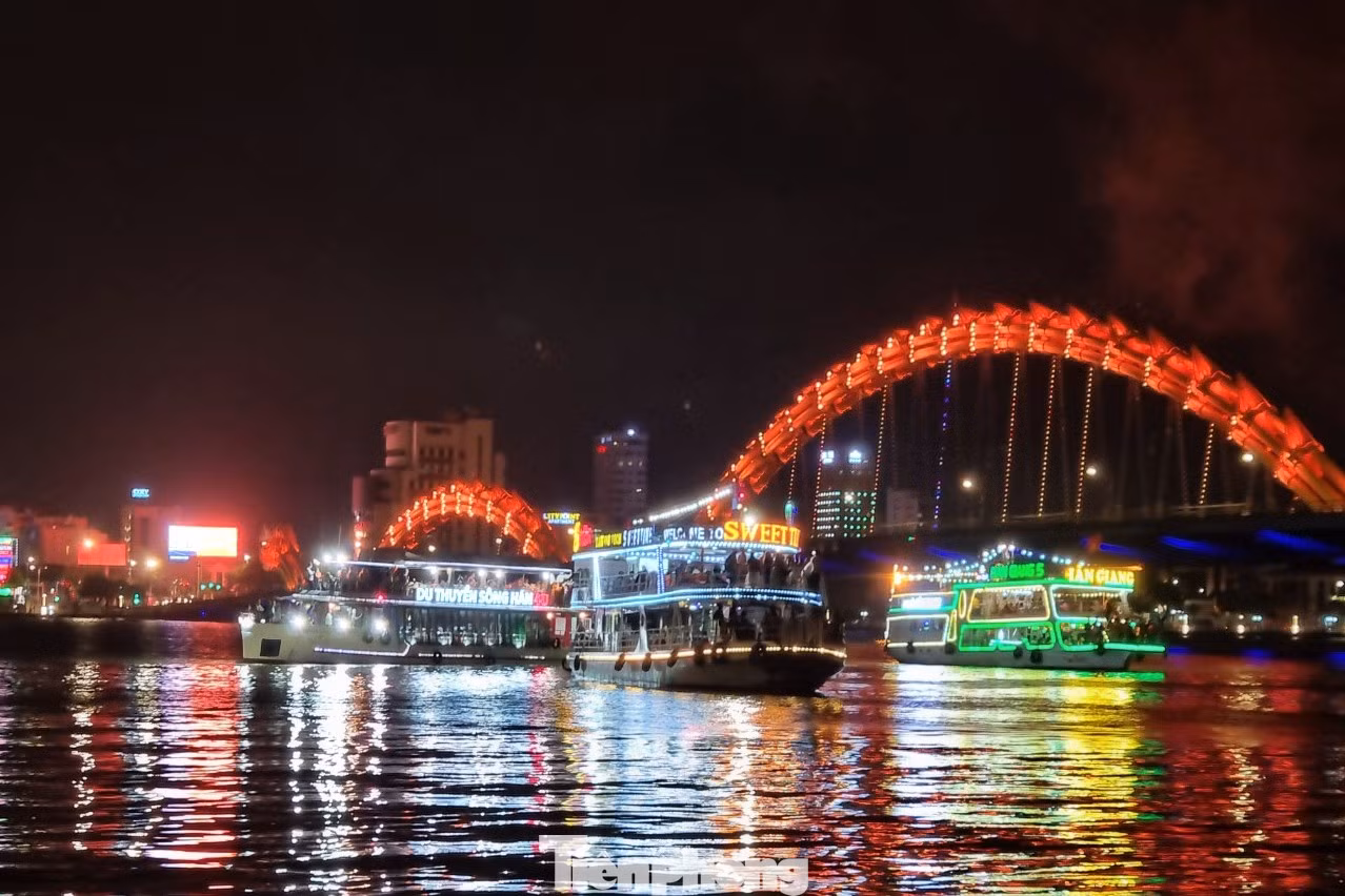 Chị Mai Thi Tố Nga ( quê Lâm Đồng) chia sẻ, dù phải chi số tiền khá lớn nhưng xem pháo hoa trên sông Hàn là một trải nghiệm ấn tượng. "Lâu lâu mới đến Đà Nẵng và không phải lúc nào cũng gặp dịp pháo hoa nên tôi không đắn đo", chị bày tỏ..