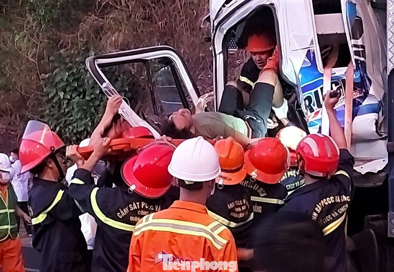 Tài xế được đưa ra ngoài an toàn.