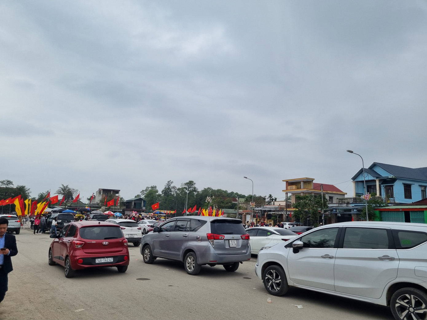 Quảng trường nơi đặt tượng linh vật mèo tấp nập xe cộ, rộn ràng từ sáng tới đêm.