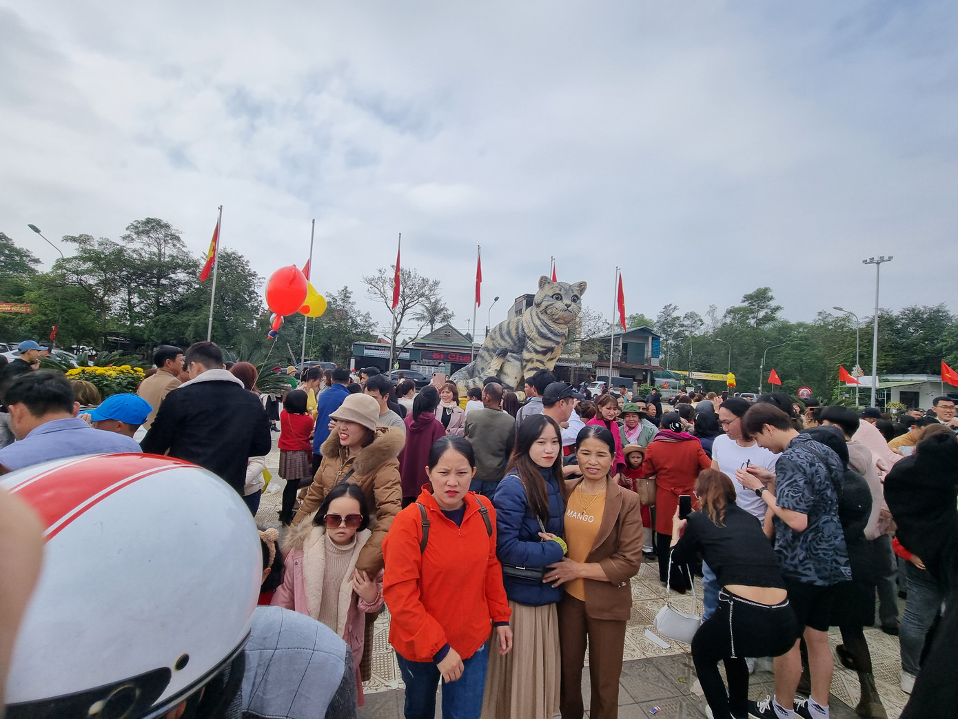 Anh Trần Đình Long (TP Đông Hà, tỉnh Quảng Trị) kể cùng gia đình tới đây từ sớm để chụp ảnh với tượng mèo, và rất bất ngờ khi thấy biển người chen chúc. "Tôi cố tình đi muộn để bớt người, có nhiều không gian chụp ảnh hơn. Nhưng không ngờ mồng 5 Tết mà "hoa hậu mèo" vẫn hút khách như vậy", anh nói. Ảnh: Thanh Trần.