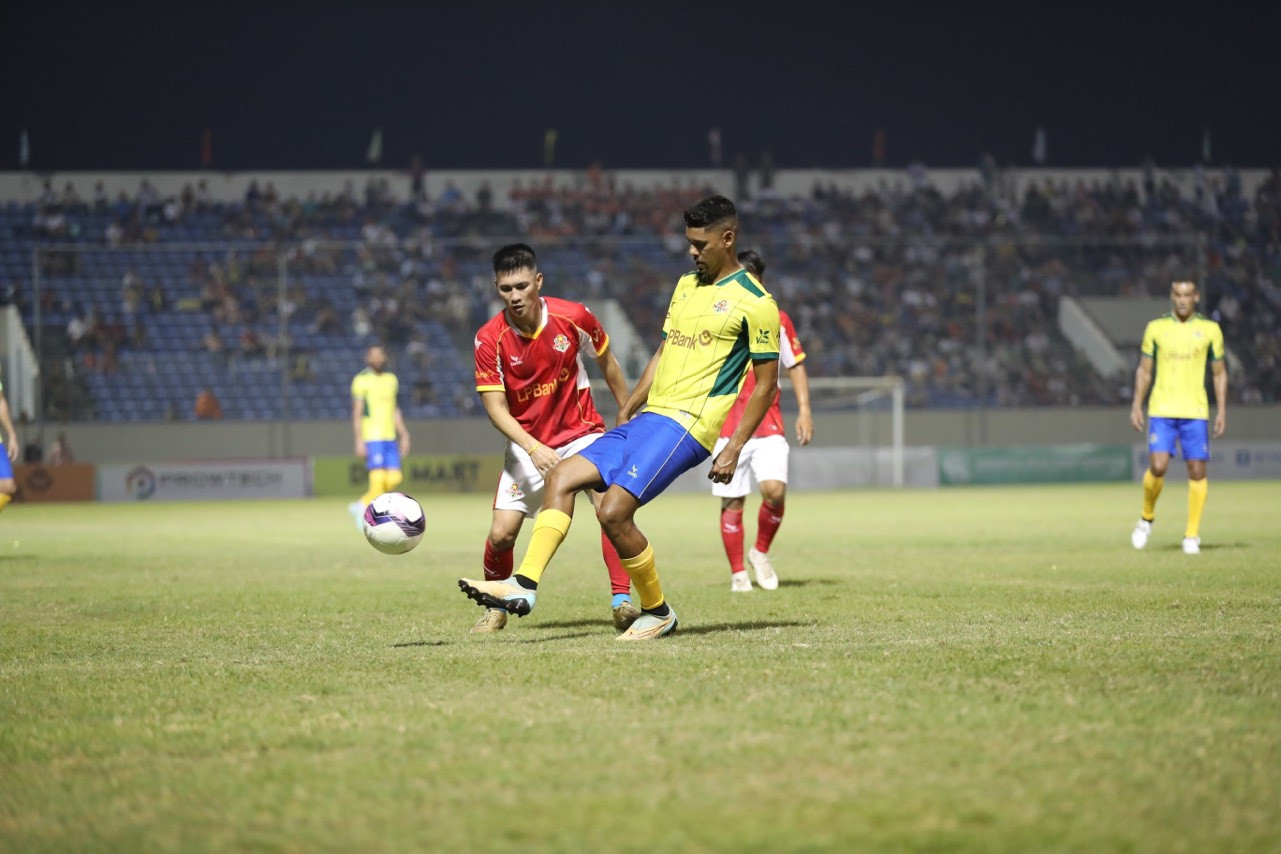 Hai phút cuối cùng của trận đấu, Brazil ghi thêm hai bàn. Bàn cuối với cú sút xa cực căng. Trận đấu khép lại với tỷ số 7-1 nghiêng về đội Brazil. (Ảnh: Phi Hải).