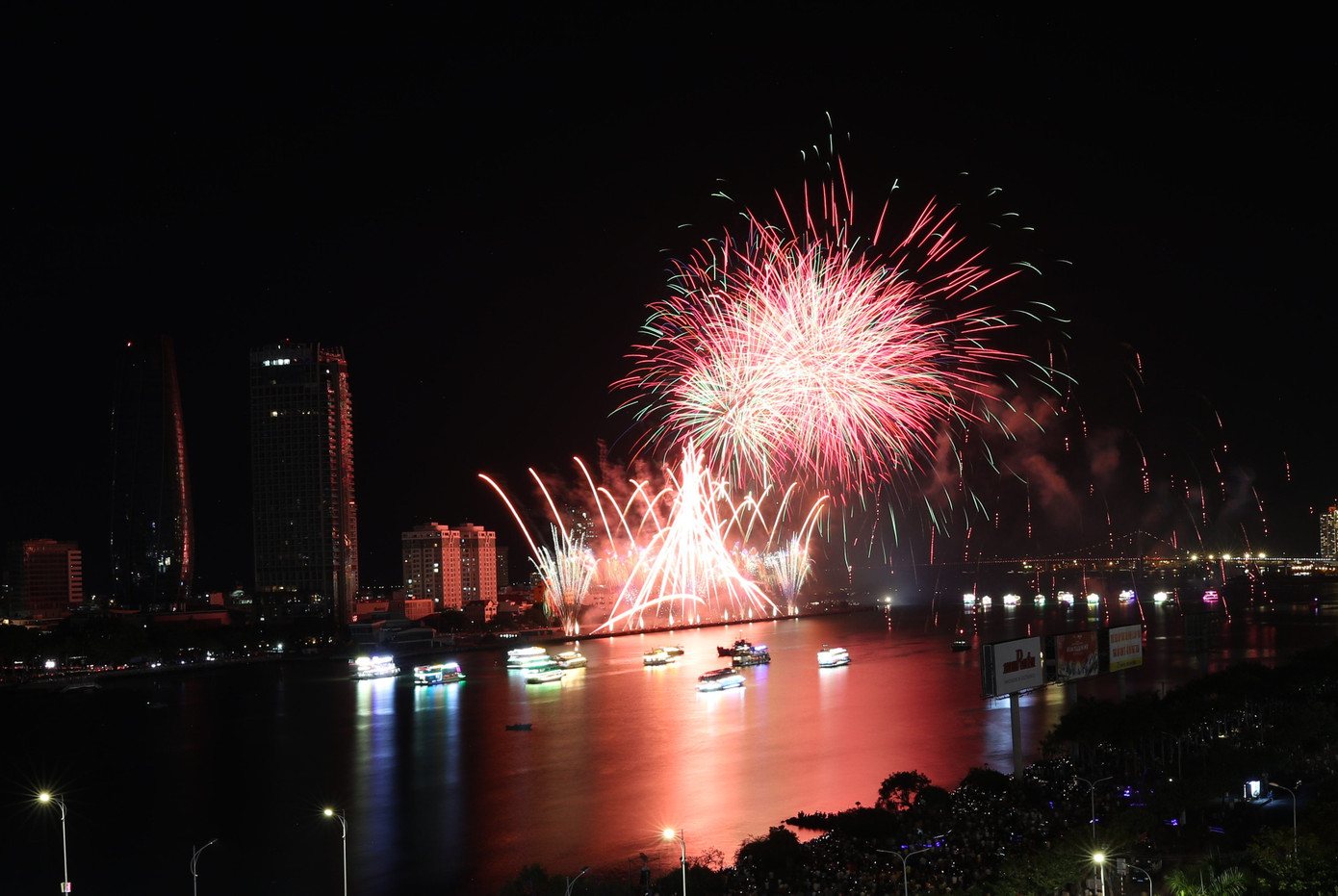 Các du thuyền chở khách xem pháo hoa từ khán đài ngay giữa sông Hàn.