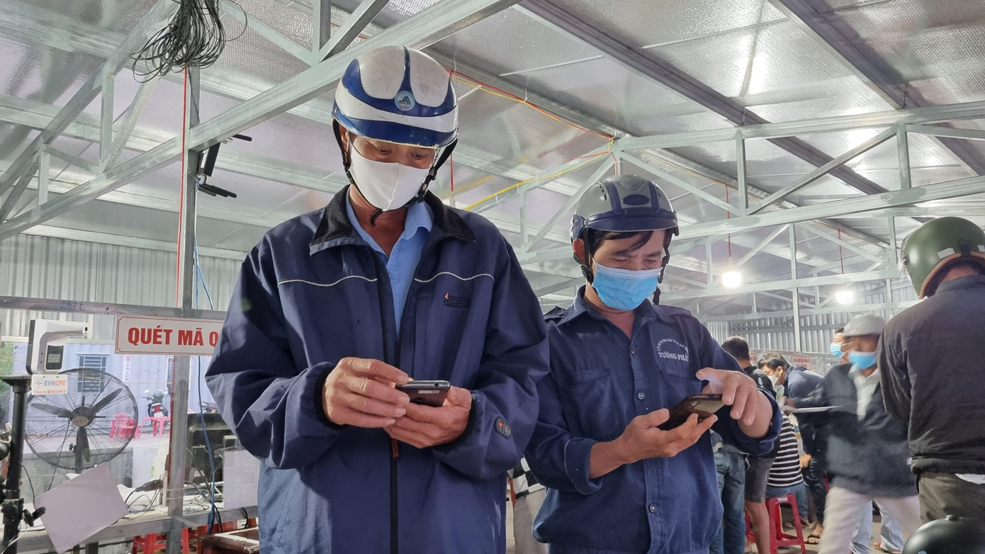 Lực lượng chức năng hướng dẫn người dân khai báo y tế. Lực lượng chức năng hướng dẫn người dân khai báo y tế.