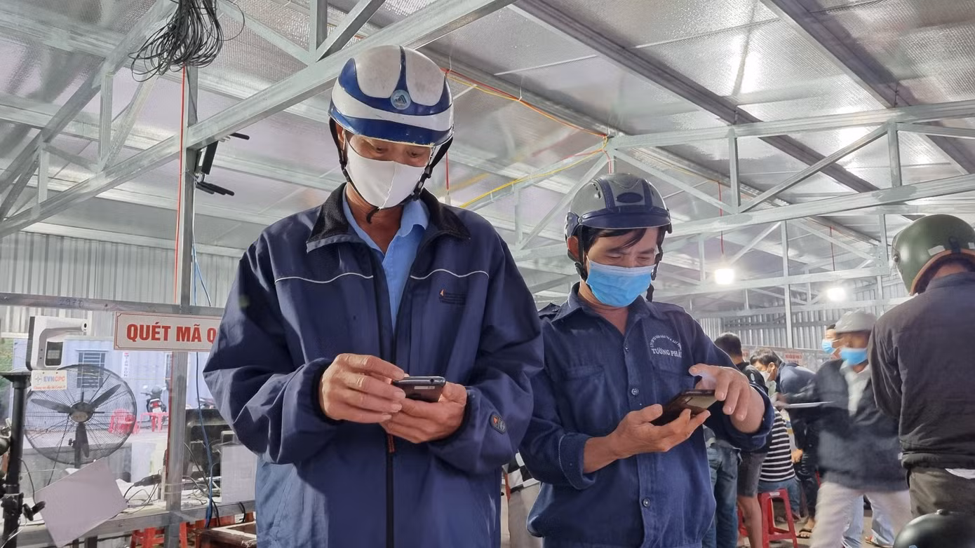 Lực lượng chức năng hướng dẫn người dân khai báo y tế.