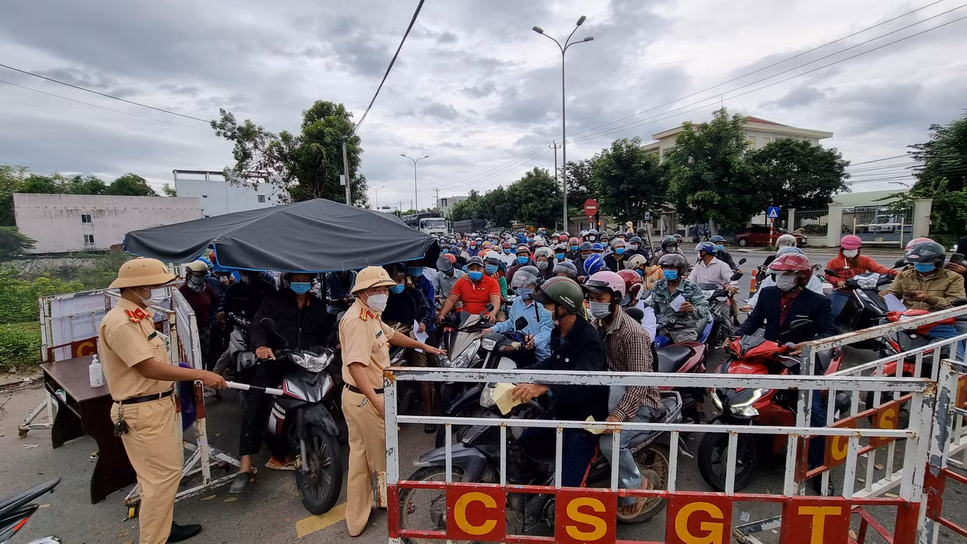 Một cán bộ làm nhiệm vụ cho hay do không yêu cầu xuất trình giấy xét nghiệm SARS-CoV-2 nên sáng nay người dân ra thành phố qúa đông, khiến chốt kiểm soát quá tải.