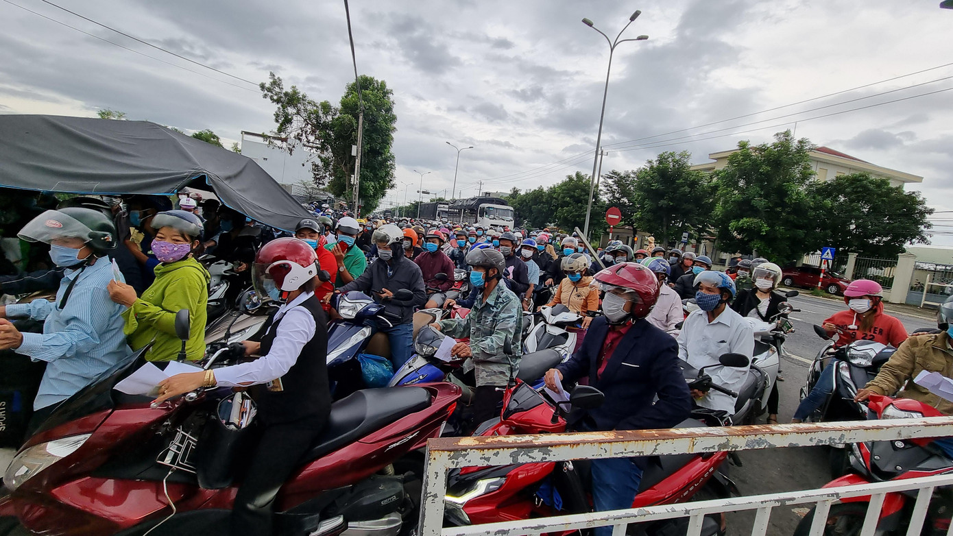 Xe máy phải nhích từng chút một giữa "biển người" trước chốt kiểm soát. Xe máy phải nhích từng chút một giữa "biển người" trước chốt kiểm soát.