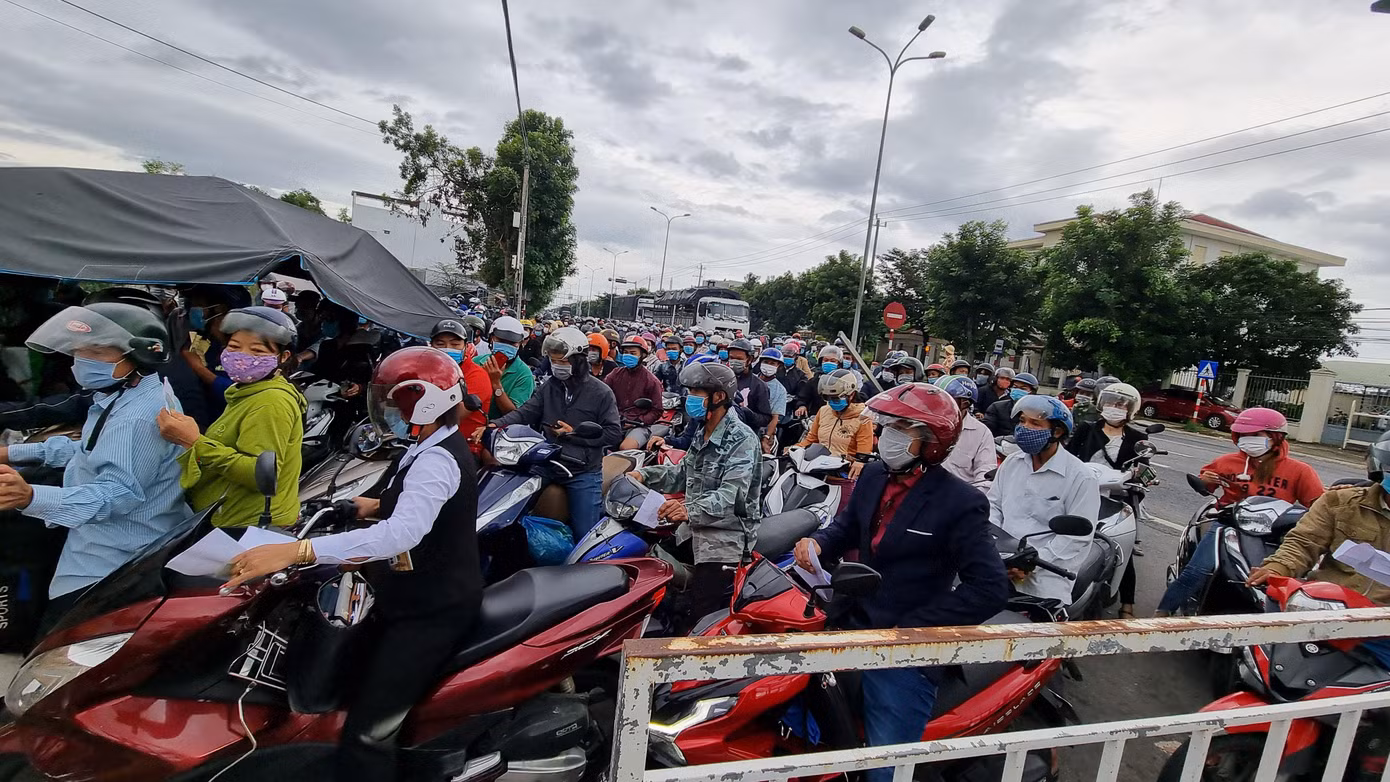 Xe máy phải nhích từng chút một giữa "biển người" trước chốt kiểm soát.