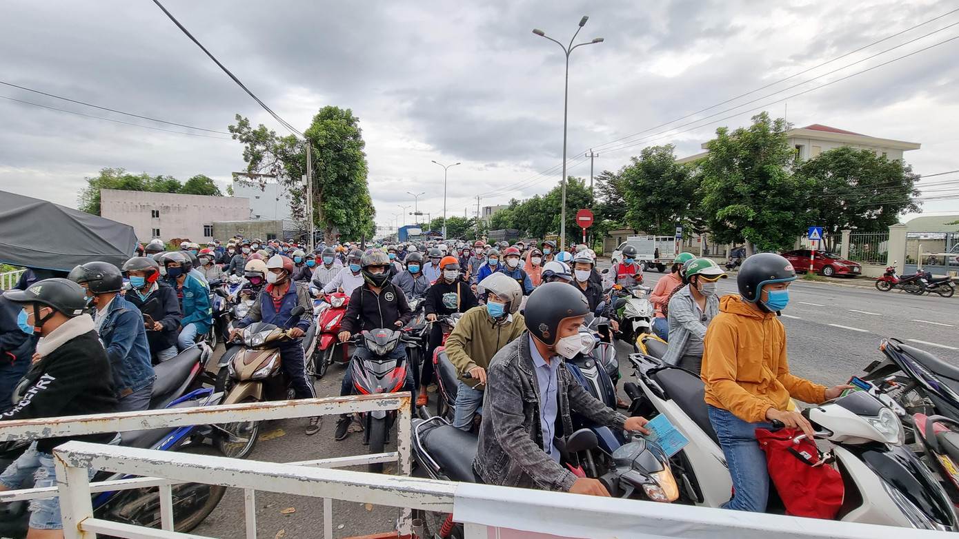 Đến giữa buổi sáng, chốt kiểm soát vẫn ken chật người. Đến giữa buổi sáng, chốt kiểm soát vẫn ken chật người.