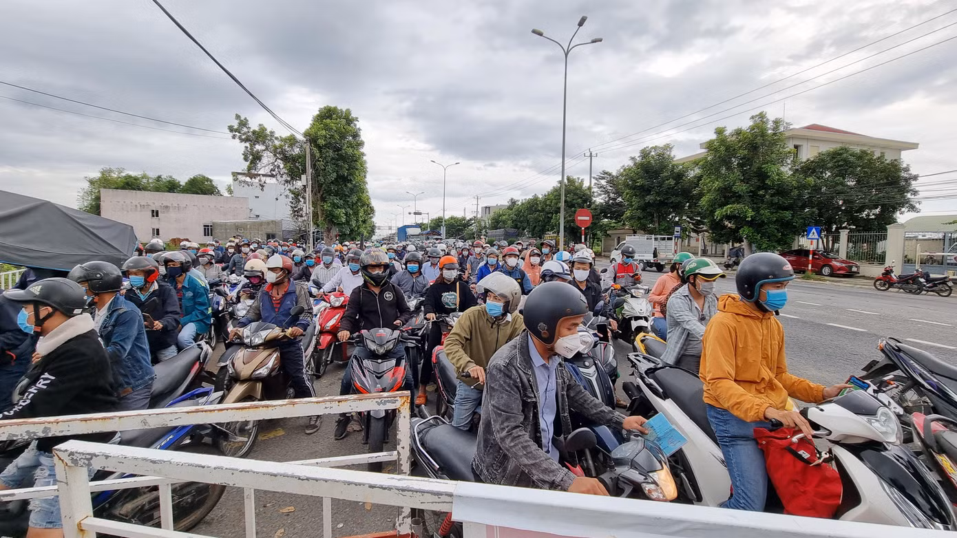 Đến giữa buổi sáng, chốt kiểm soát vẫn ken chật người.