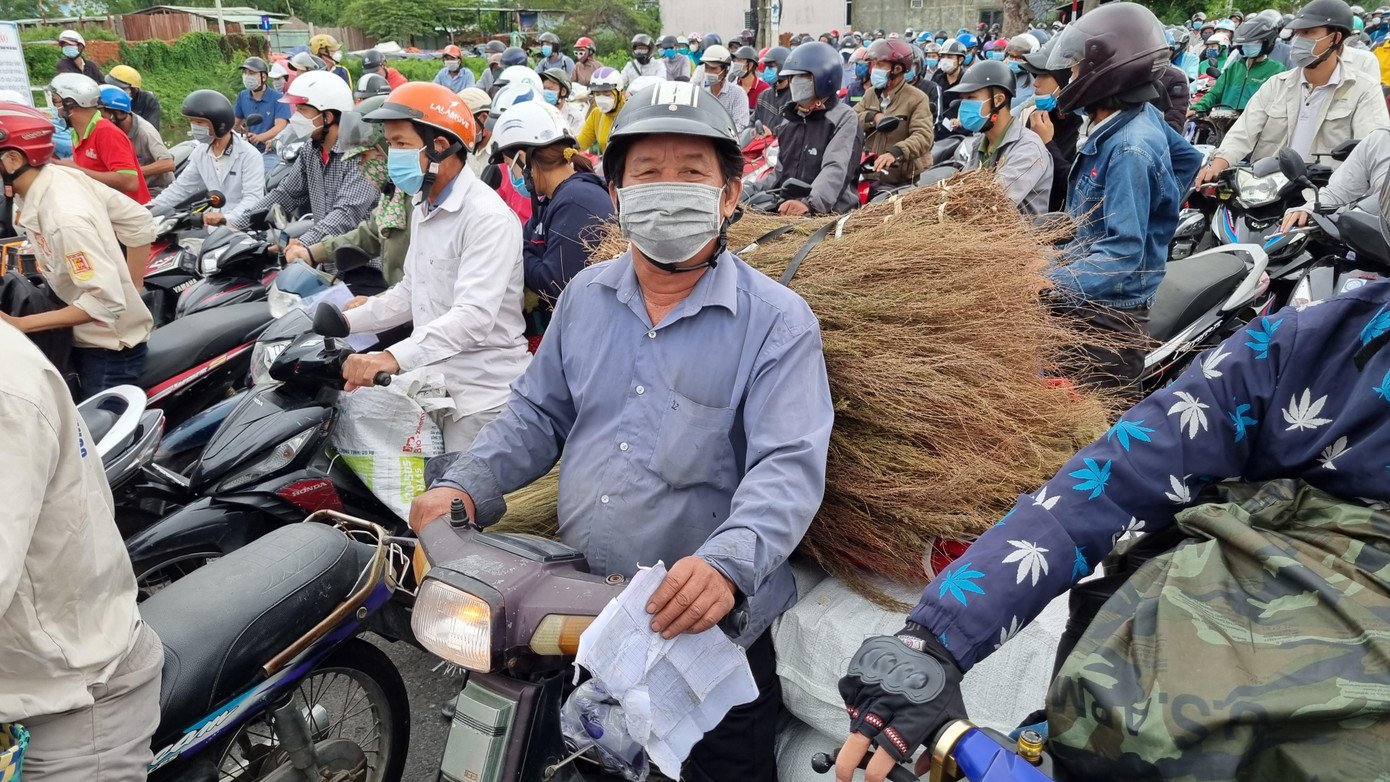 Những người buôn bán nhỏ lẻ vui mừng vì sau nhiều tháng trời họ đã được ra lại TP Đà Nẵng để mưu sinh. Những người buôn bán nhỏ lẻ vui mừng vì sau nhiều tháng trời họ đã được ra lại TP Đà Nẵng để mưu sinh.