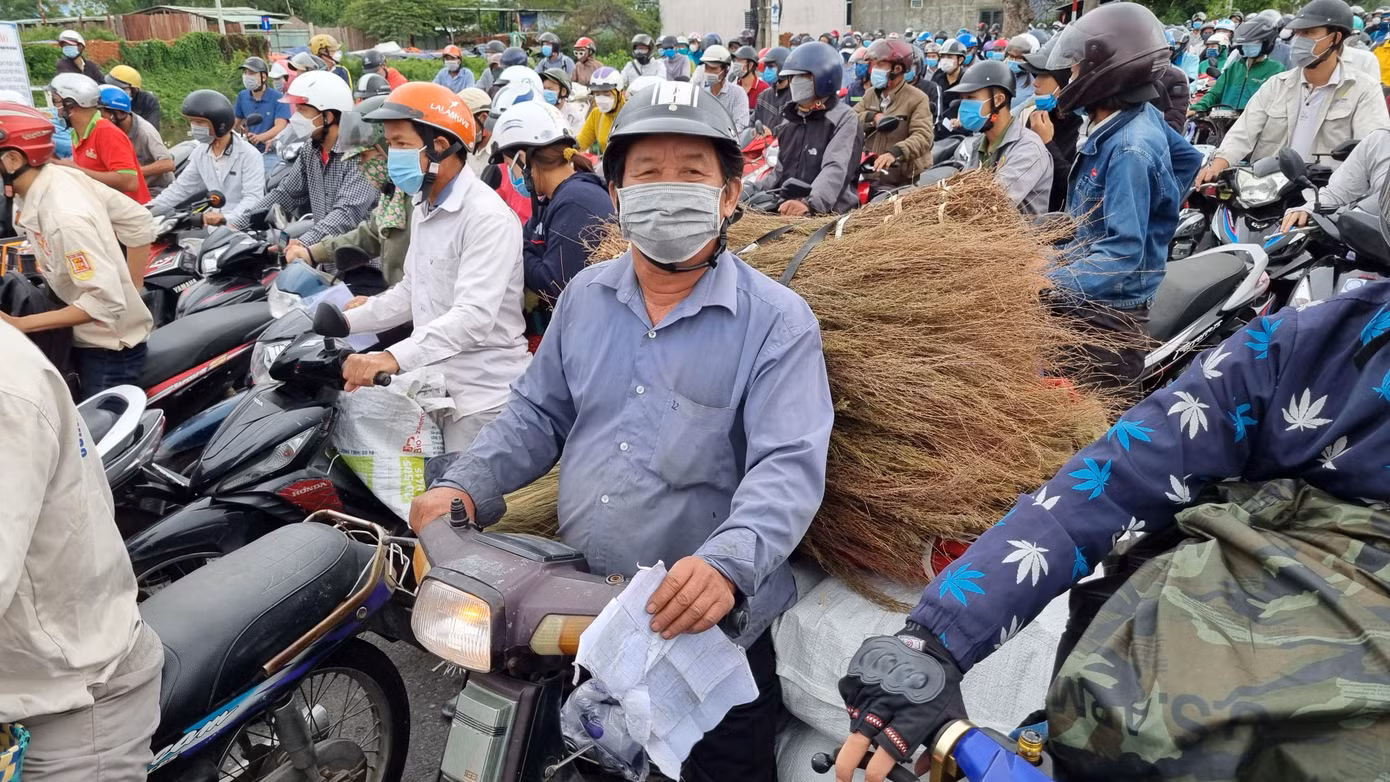 Những người buôn bán nhỏ lẻ vui mừng vì sau nhiều tháng trời họ đã được ra lại TP Đà Nẵng để mưu sinh.