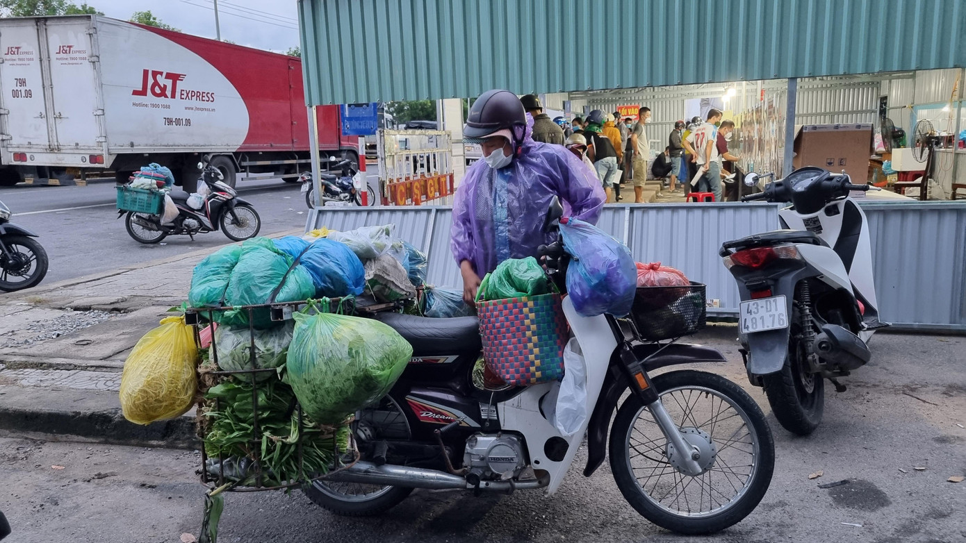 Tại chốt kiểm soát cửa ô Hòa Phước, hơn 4h sáng, người dân đổ về khá đông. Tại chốt kiểm soát cửa ô Hòa Phước, hơn 4h sáng, người dân đổ về khá đông.