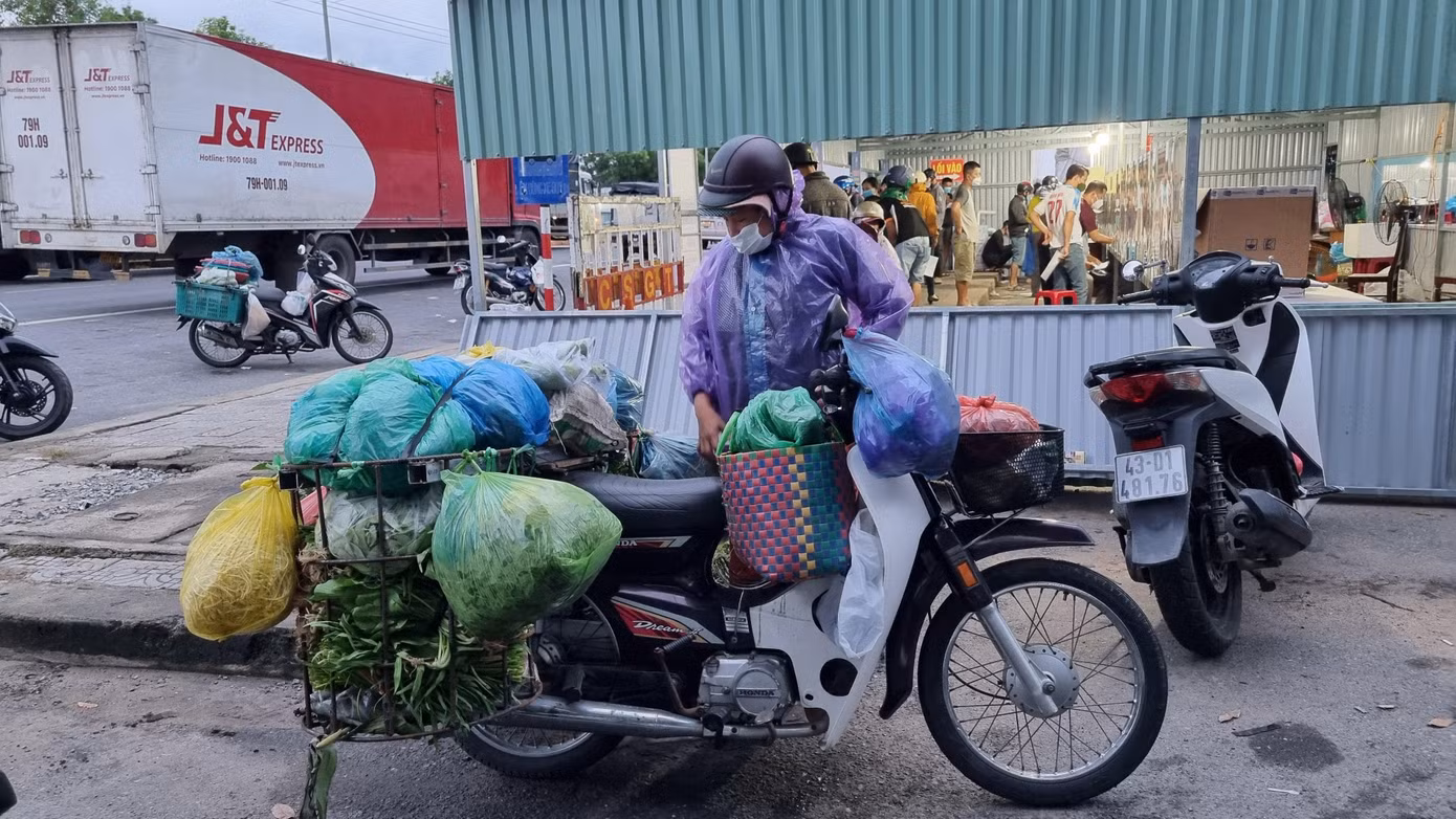 Tại chốt kiểm soát cửa ô Hòa Phước, hơn 4h sáng, người dân đổ về khá đông.