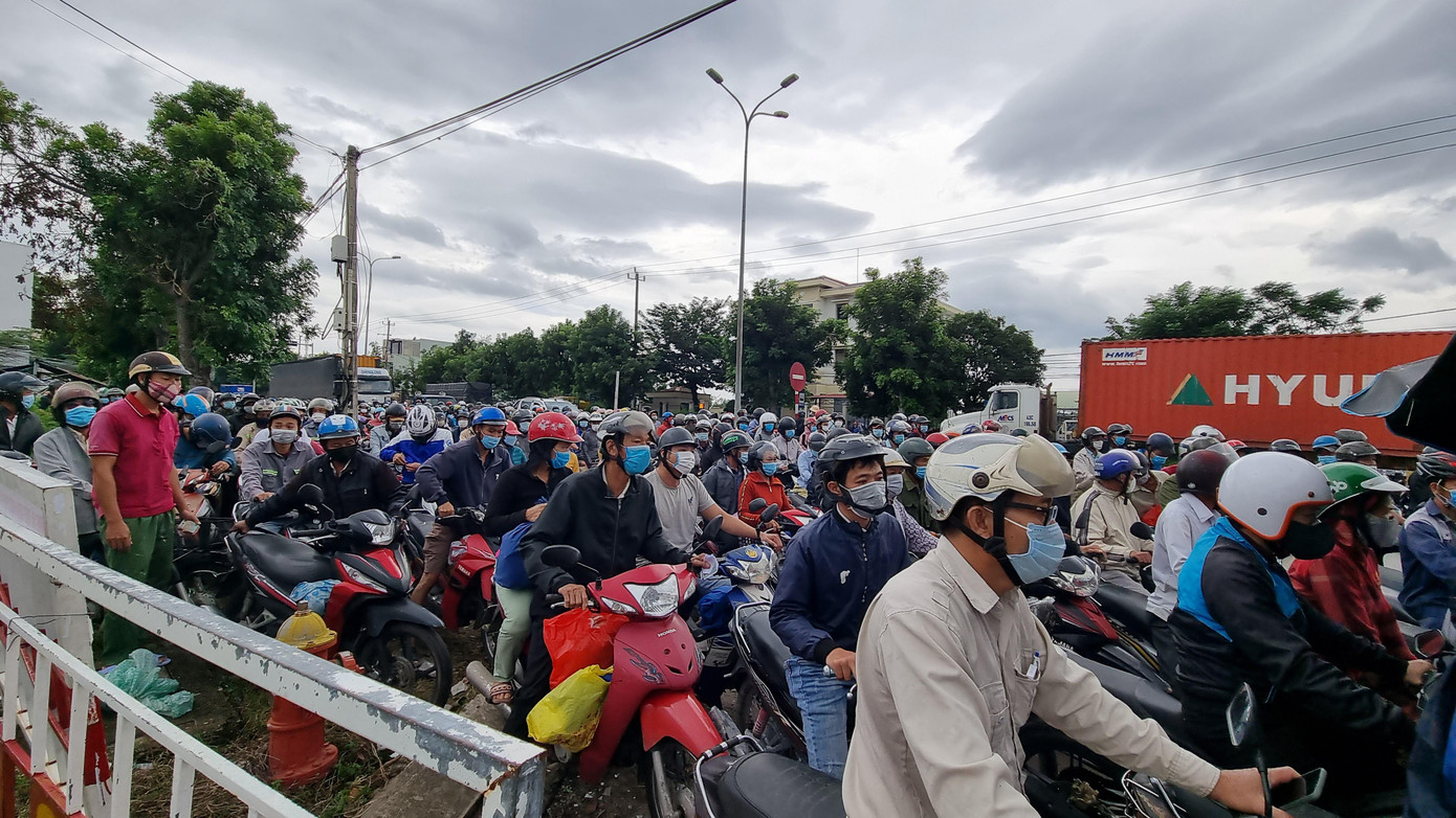 Sau 6h, dòng người liên tục đổ về, xảy ra tình trạng ùn ứ trước trạm. CSGT phân luồng xe máy, ô tô để đảm bảo an toàn cho người dân. Sau 6h, dòng người liên tục đổ về, xảy ra tình trạng ùn ứ trước trạm. CSGT phân luồng xe máy, ô tô để đảm bảo an toàn cho người dân.