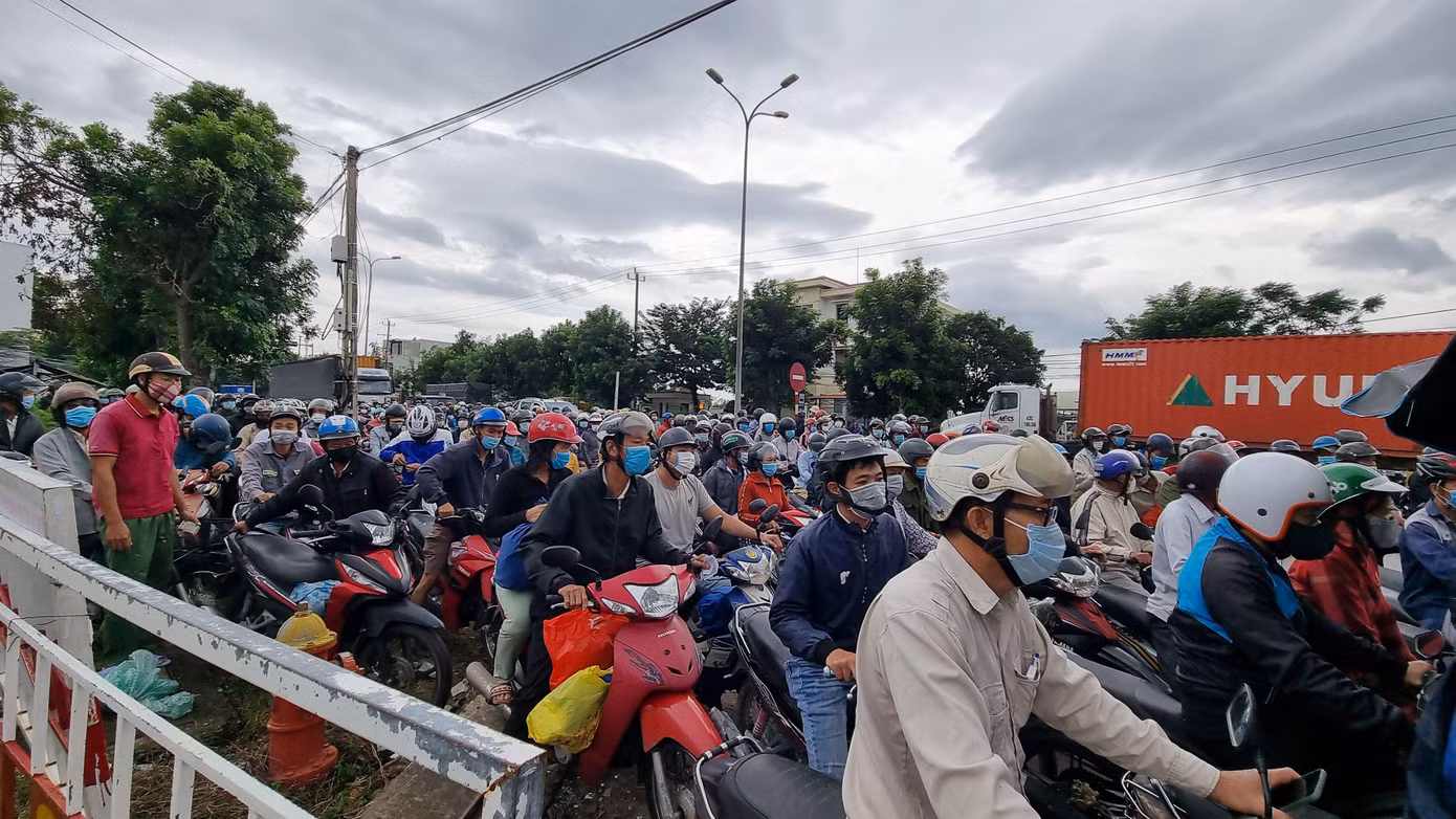 Sau 6h, dòng người liên tục đổ về, xảy ra tình trạng ùn ứ trước trạm. CSGT phân luồng xe máy, ô tô để đảm bảo an toàn cho người dân.