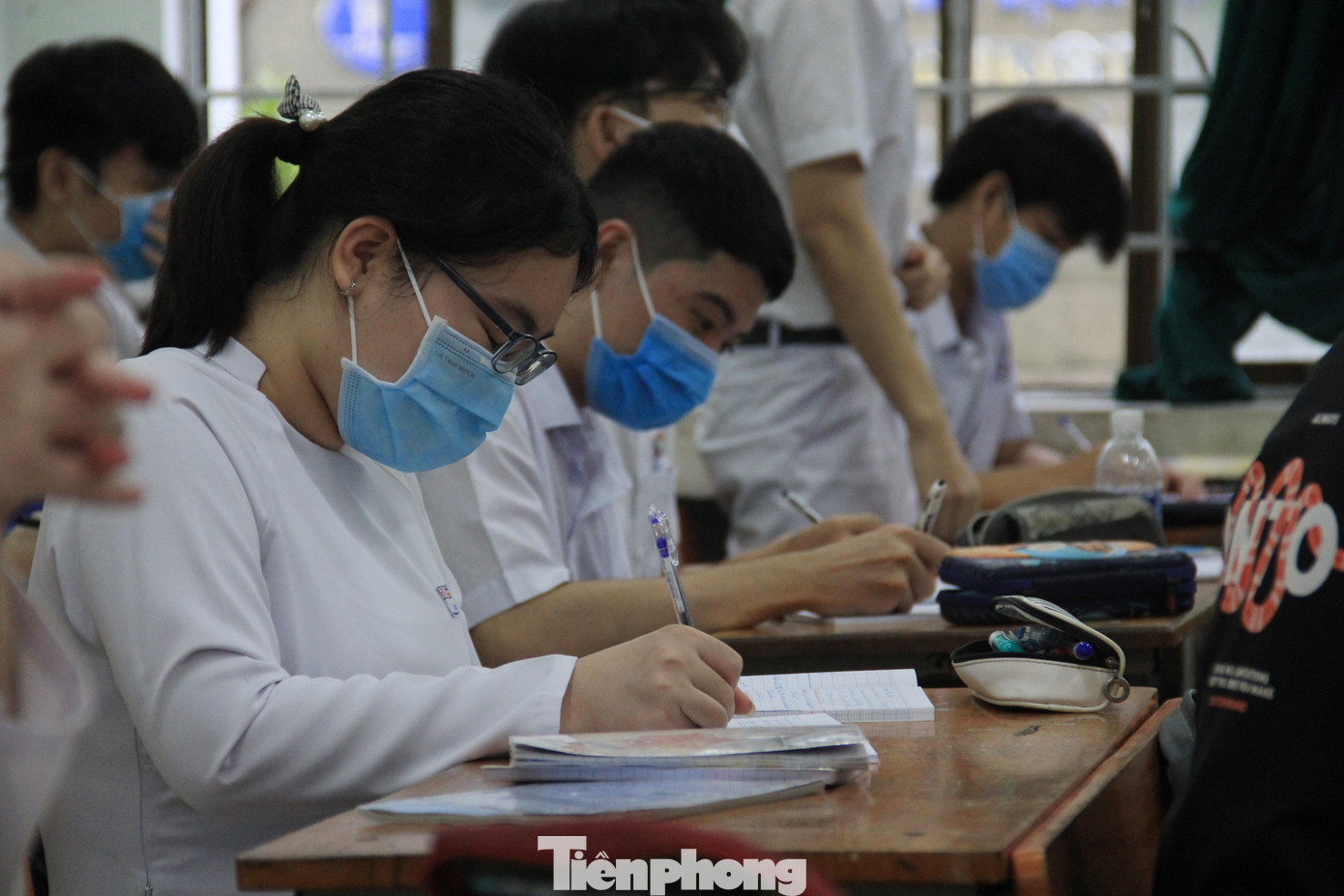 Tất cả học sinh đều đeo khẩu trang trong giờ học.