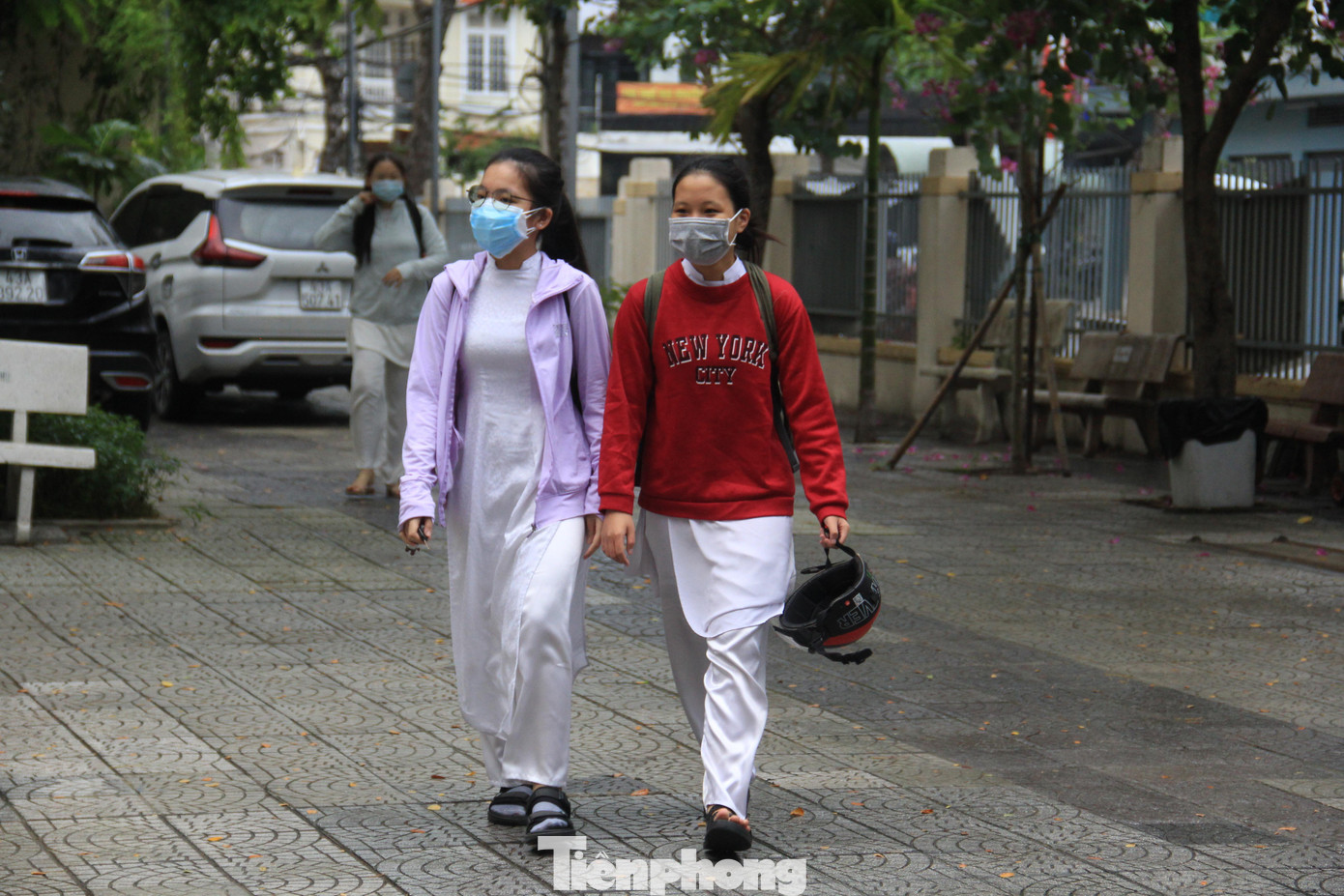 Ghi nhận tại các trường, hầu hết các em đều có mặt rất sớm, nữ đồng phục áo dài, nam quần tây áo sơ mi trắng.