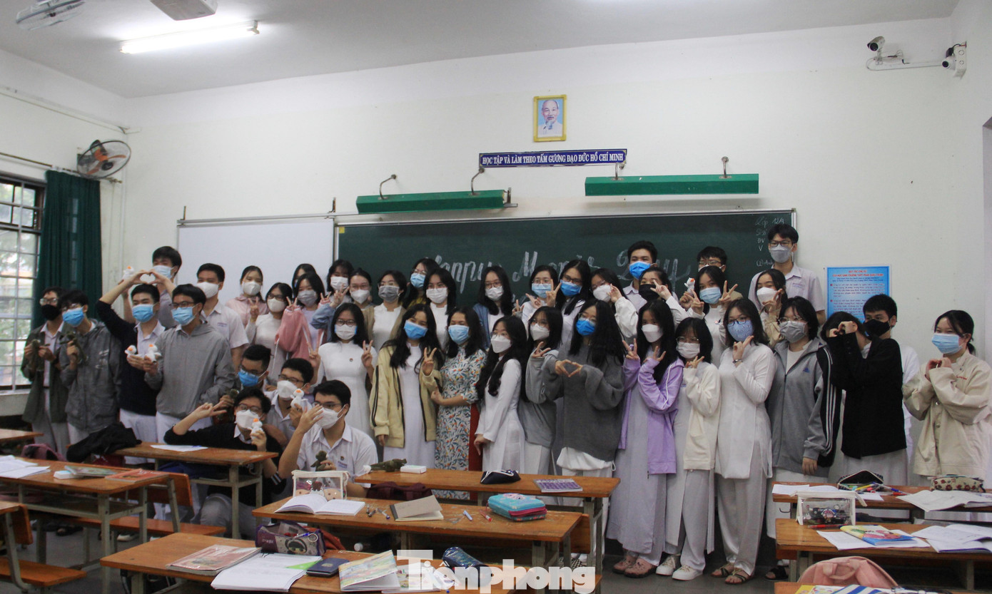 Lưu lại khoảnh khắc "gặp lại bạn, gặp lại cô" sau kỳ "nghỉ hè" dài hơn nửa năm.