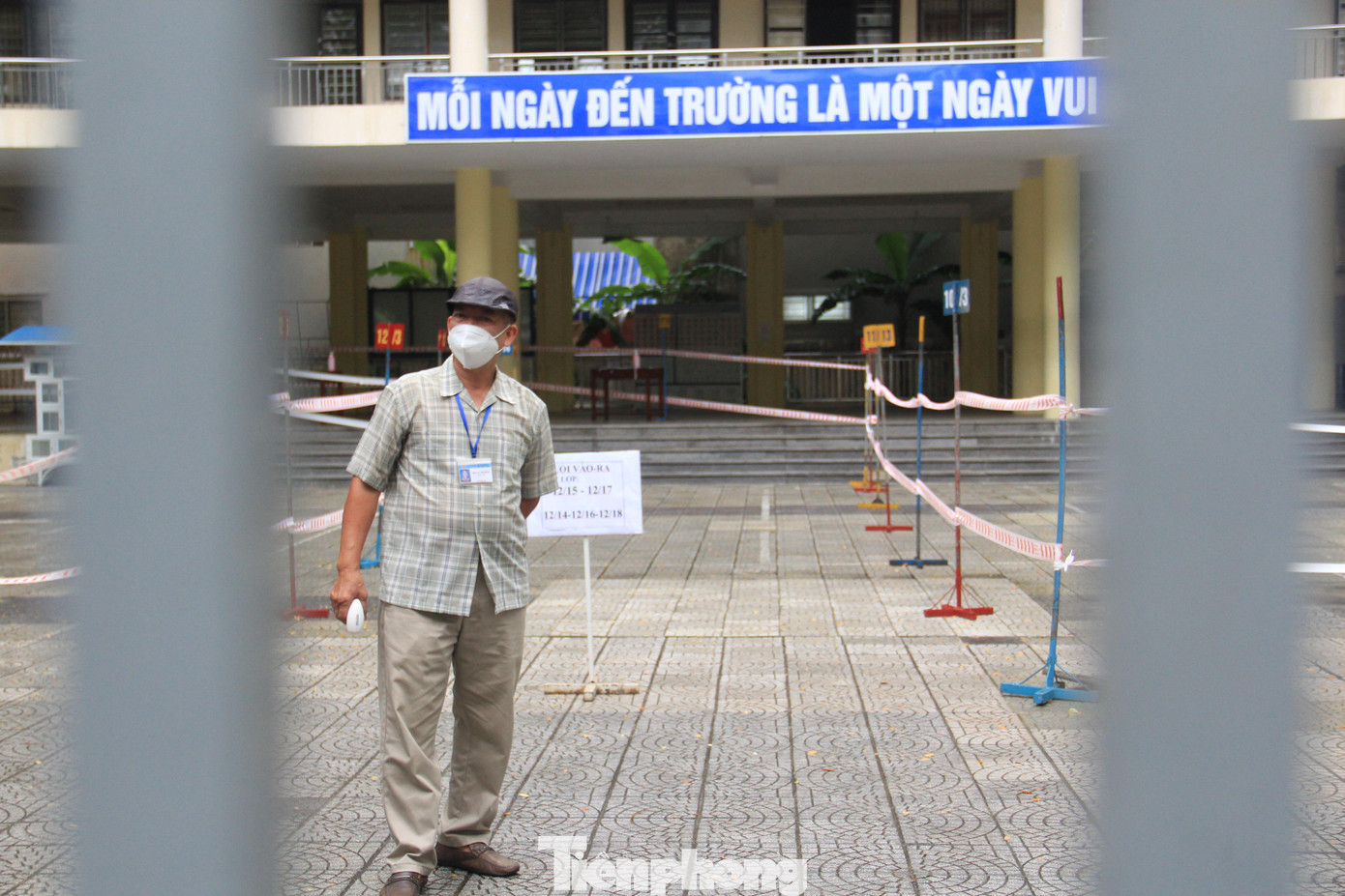 Bảo vệ túc trực trước cổng để hướng dẫn học sinh vào lớp và ngăn không cho người lạ vào trường.