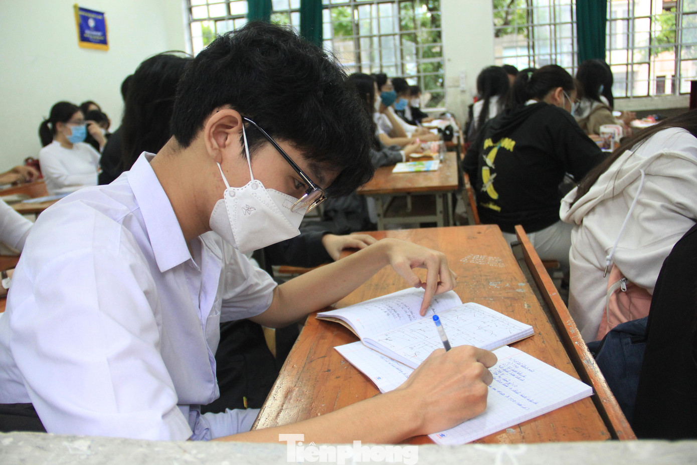 Tất cả học sinh đến trường đều đã được tiêm mũi 1 vắc xin phòng COVID-19. Theo kế hoạch, học sinh khối lớp 10 và 11 sẽ đi học lại vào 29/11. Việc đi học lại chỉ triển khai trên các địa phương cấp độ 1, 2.