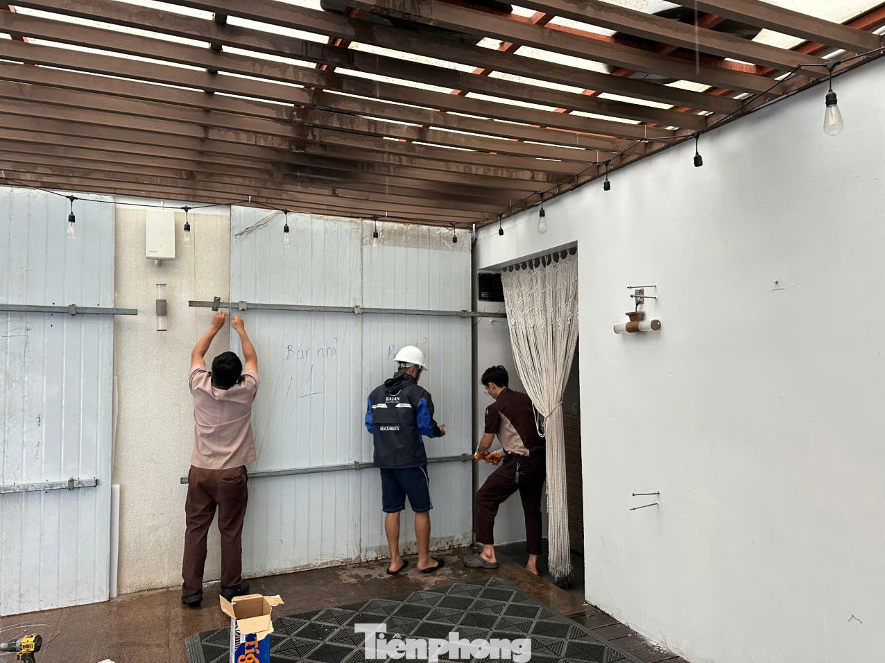 Khách sạn hối hả chằng chống, gia cố những nơi trống, yếu để ứng phó gió bão. Anh Nguyễn Đình Giang, quản lý khách sạn H.A. (đường Võ Nguyên Giáp) cho hay, năm nào mùa mưa bão khách sạn cũng dùng một tấm chắn lớn chắn toàn bộ cửa để hạn chế gió đập vào kính. Mọi năm cách này đều bảo vệ được mặt tiền, nhưng năm nay diễn biến bão phức tạp nên rất lo. Khách sạn hối hả chằng chống, gia cố những nơi trống, yếu để ứng phó gió bão. Anh Nguyễn Đình Giang, quản lý khách sạn H.A. (đường Võ Nguyên Giáp) cho hay, năm nào mùa mưa bão khách sạn cũng dùng một tấm chắn lớn chắn toàn bộ cửa để hạn chế gió đập vào kính. Mọi năm cách này đều bảo vệ được mặt tiền, nhưng năm nay diễn biến bão phức tạp nên rất lo.